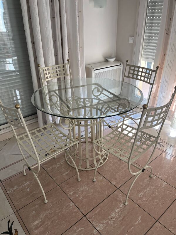 Table ronde en fer forgé et 4 chaises