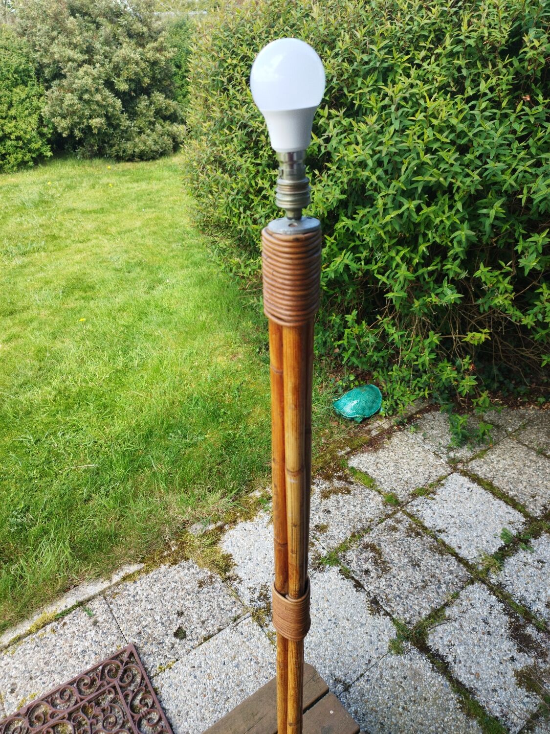 Pied de lampadaire tripode en bambou et rotin