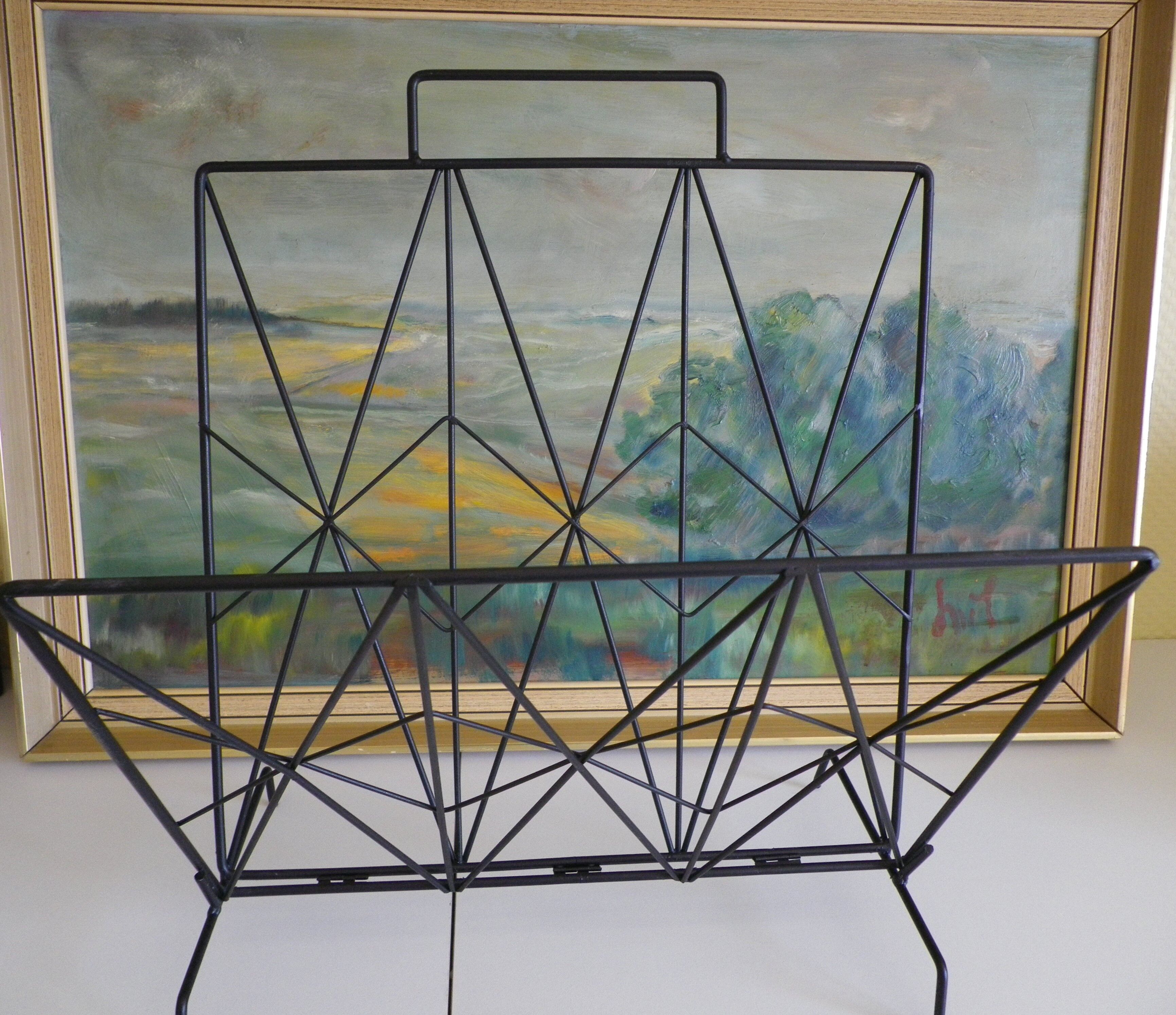 Magazines rack with very fine black metal geometric