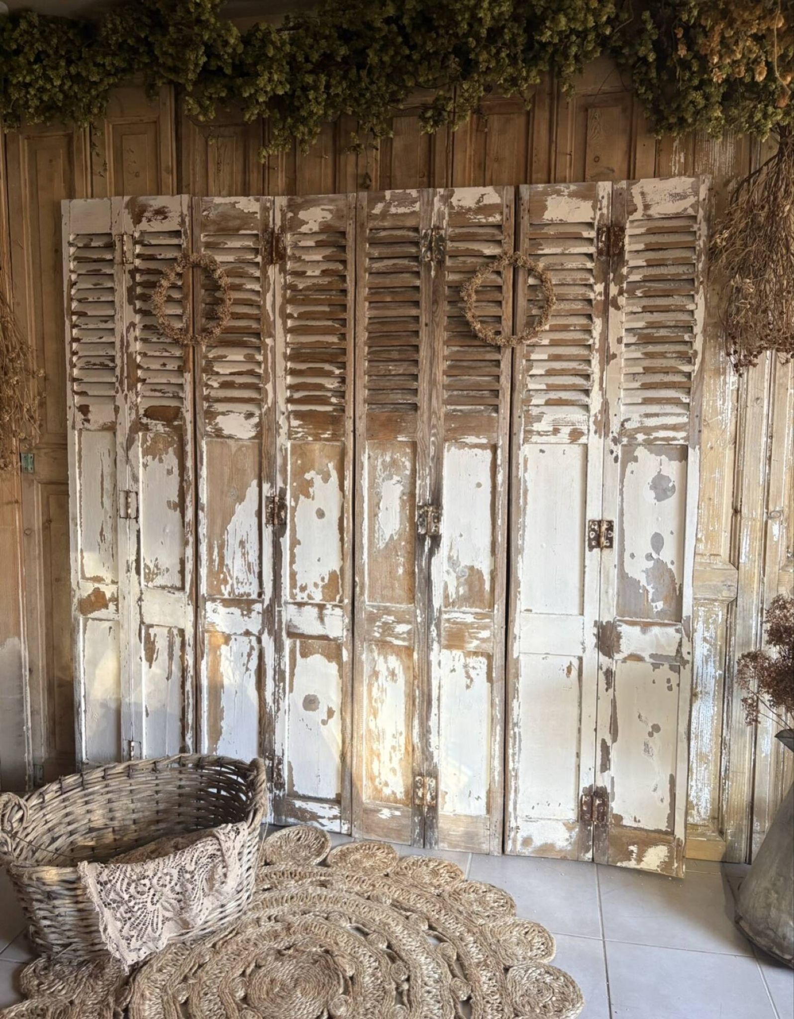 Ensemble d’anciens volets en bois