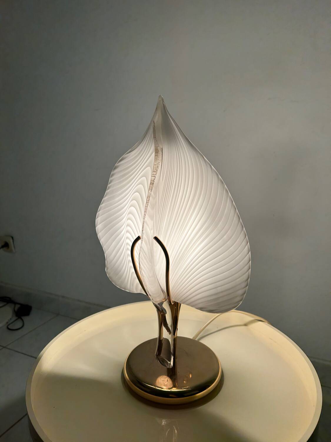 Vintage Hollywood Regency table lamp glass leaf