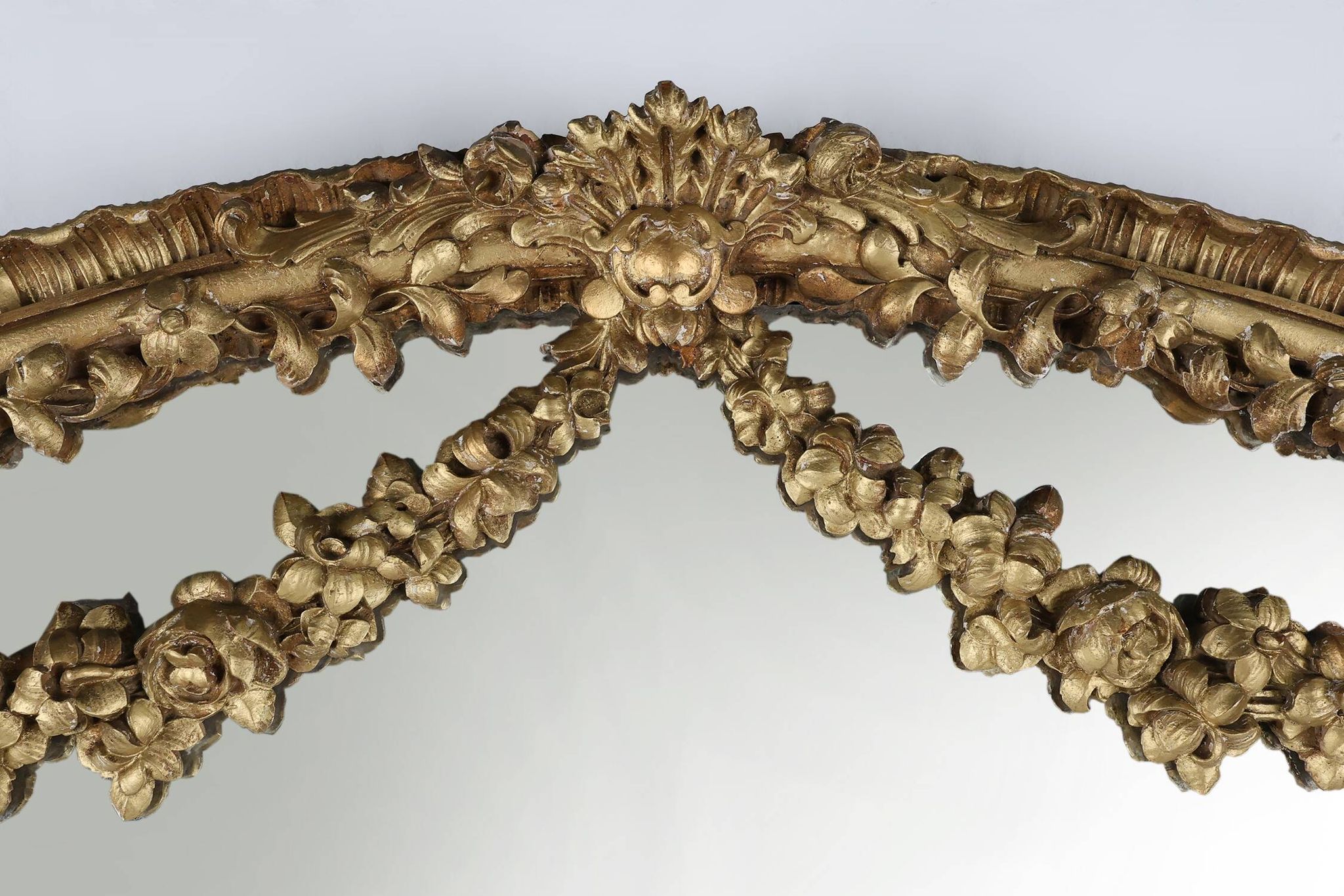 Grand miroir de cheminée baroque en bois doré, France vers 1800