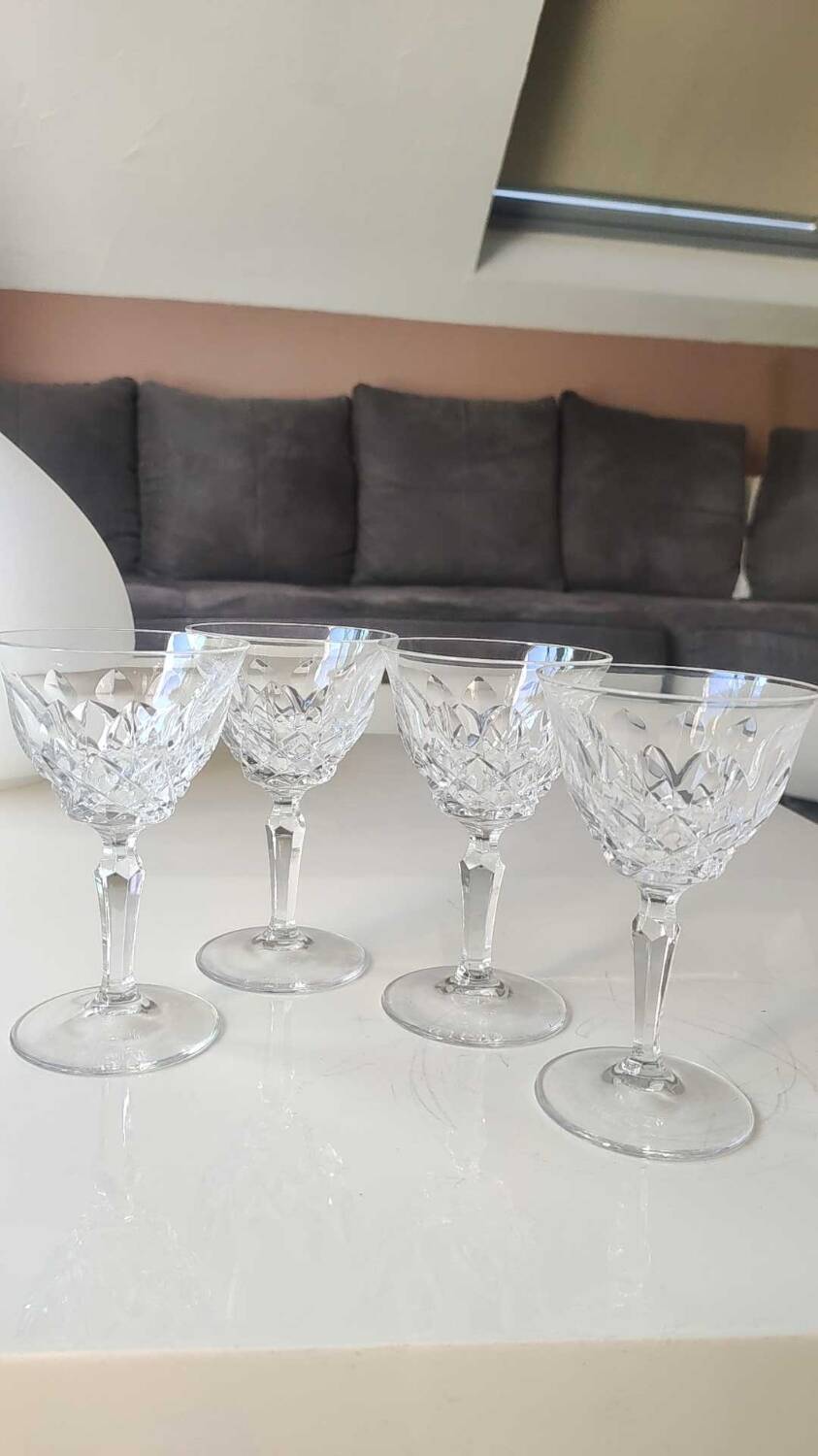 Lot 4 x White wine glasses with flared necks. Crisscross/water drop patterns..