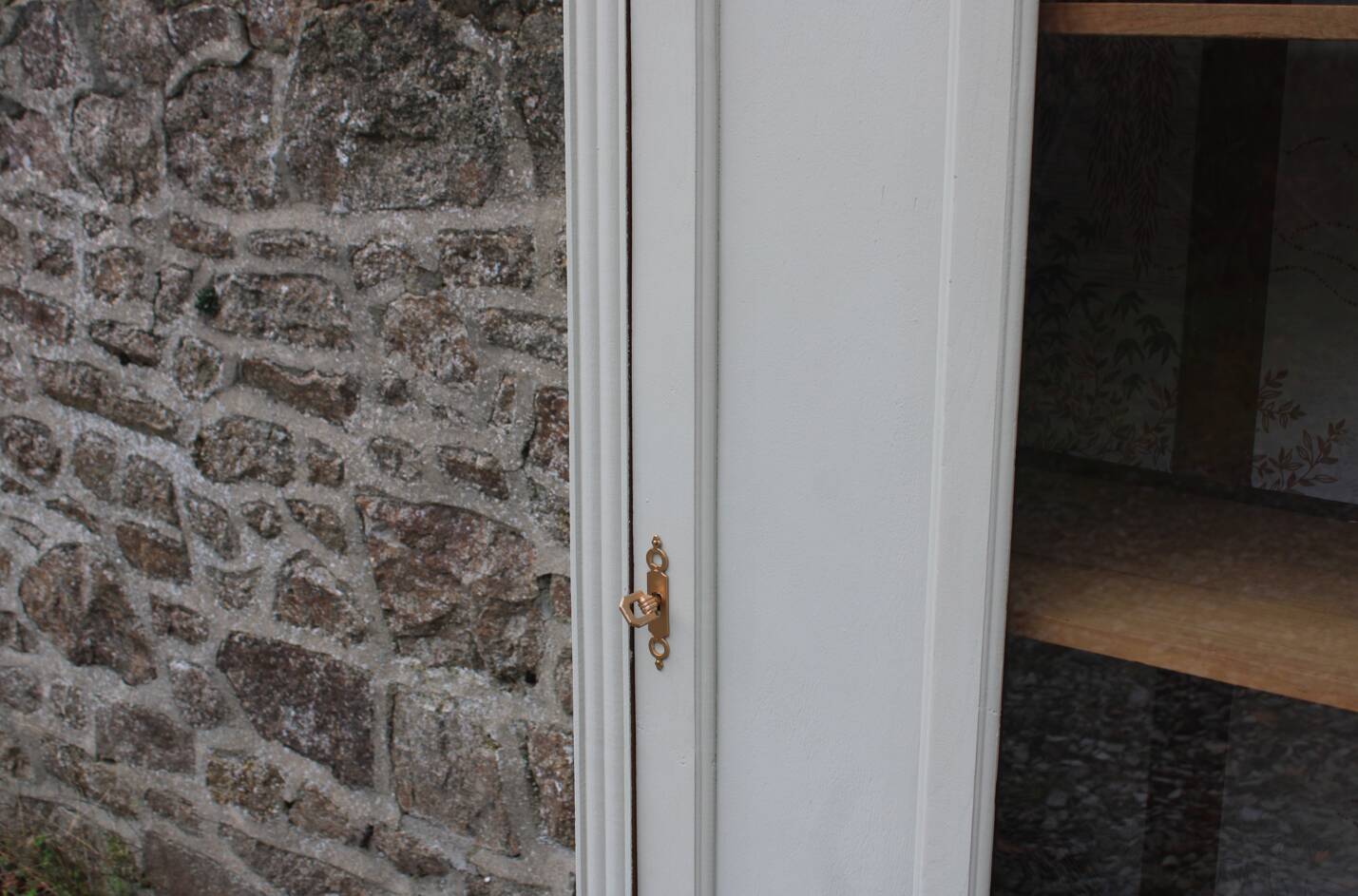 Armoire vitrée parisienne vaisselier vintage