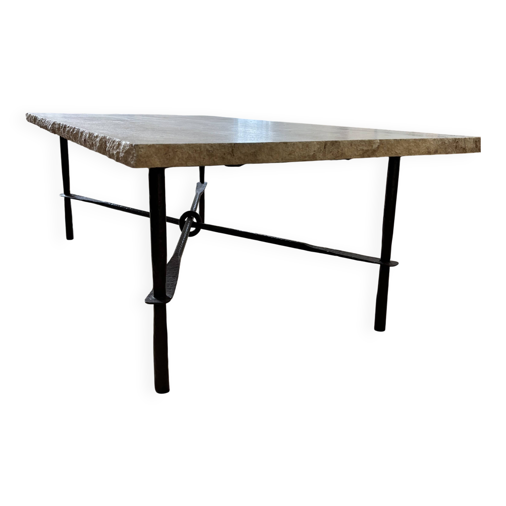 Table basse en travertin et piétement en fer forgé