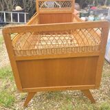 Ancien lit bébé vintage en rotin et bois