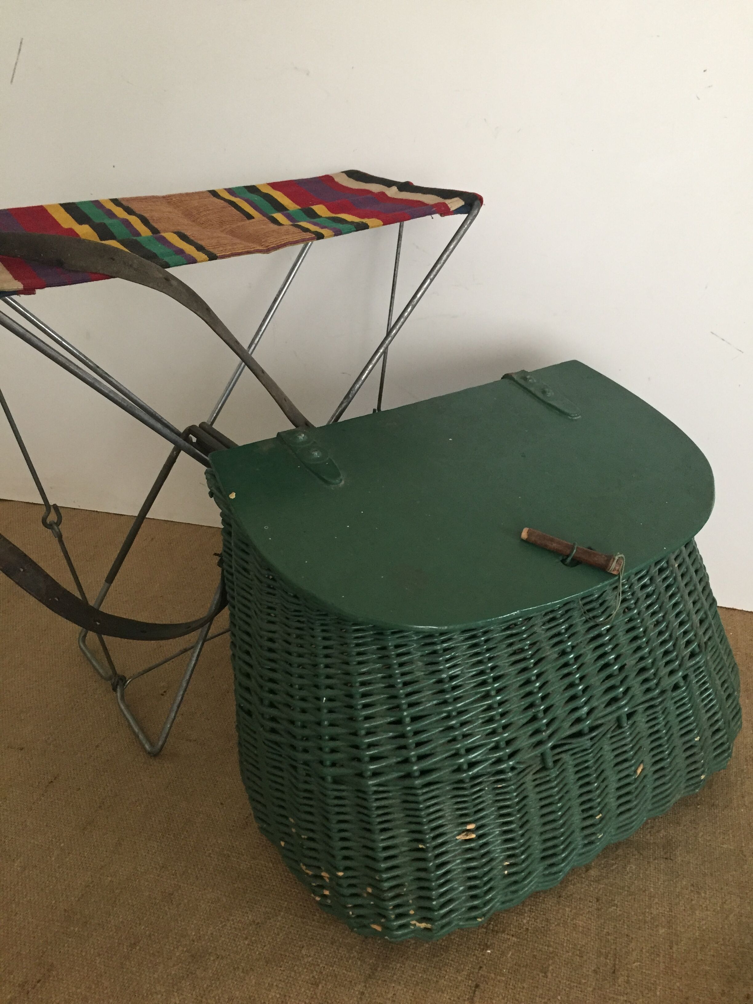 Ancien panier de pêche avec lanière en cuir