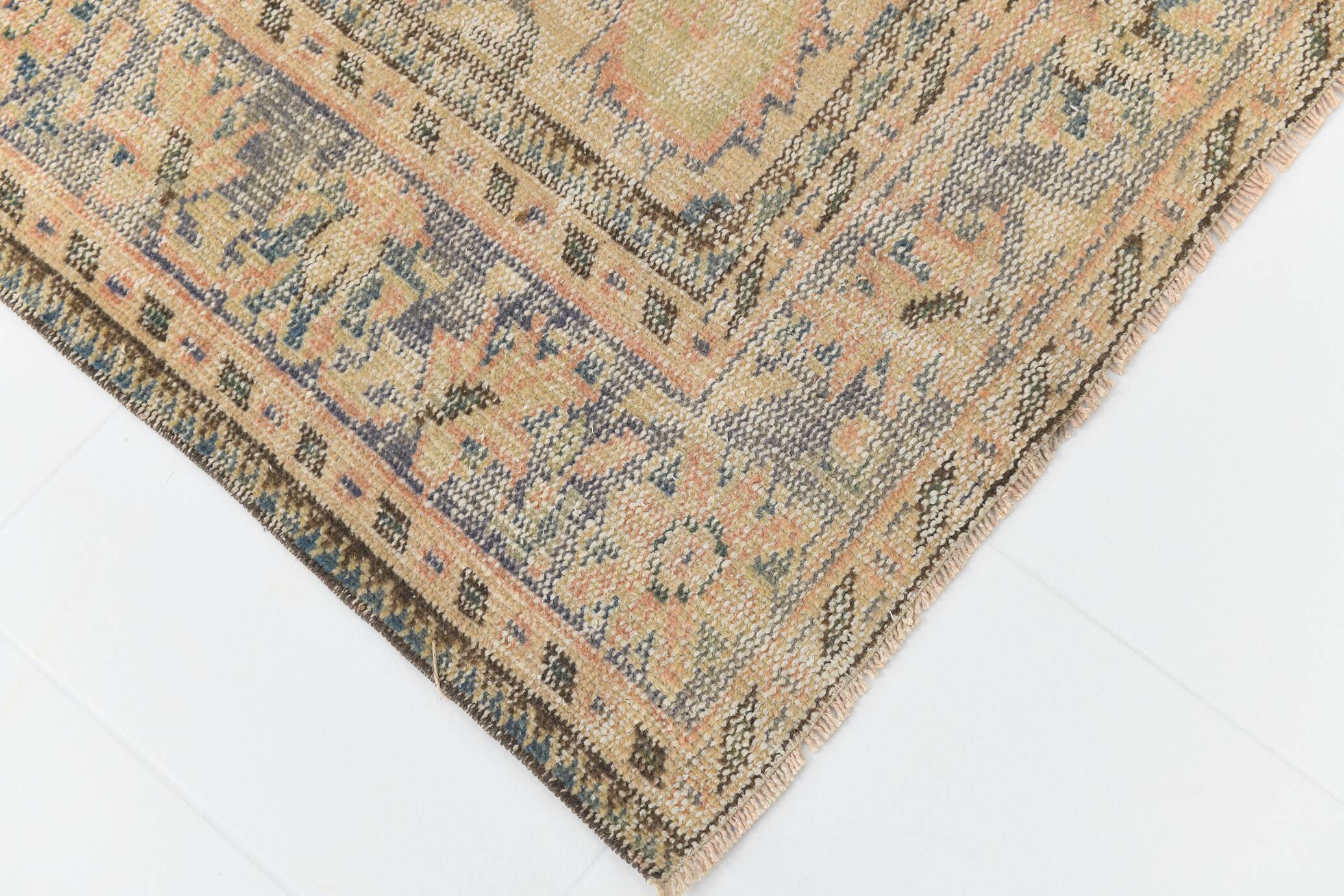 Tapis vintage en laine fait main, saumon doux et bleu marine, 183x264 cm