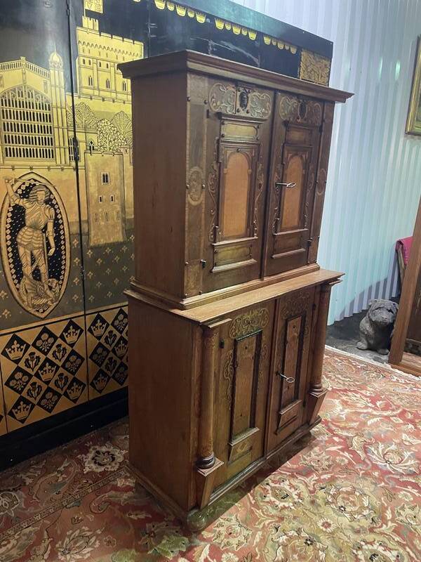 Buffet deux corps allemand en bois sculpté