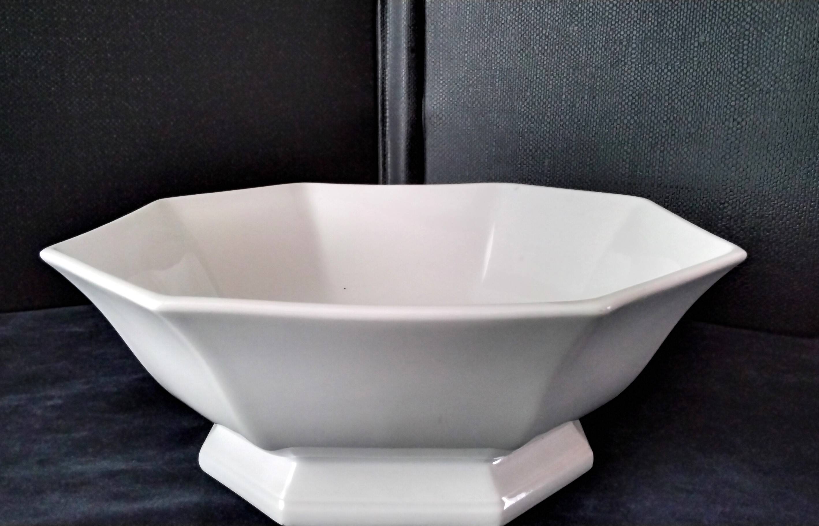 Octagonal salad bowl in white Limoges porcelain.