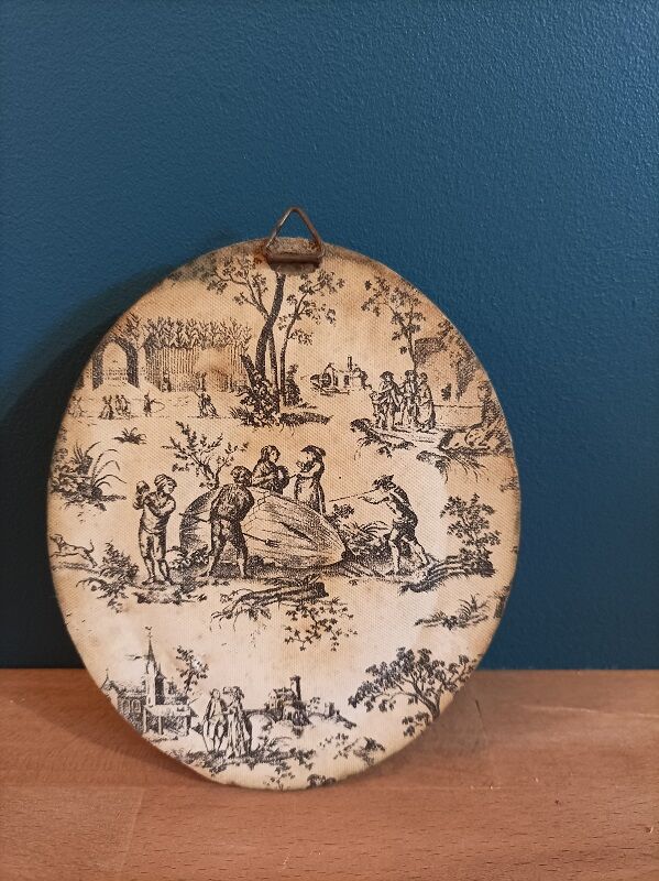 Oval frame wood gilded stucco patinated couple