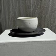 Tasse blanche en céramique indonésienne et soucoupe grise