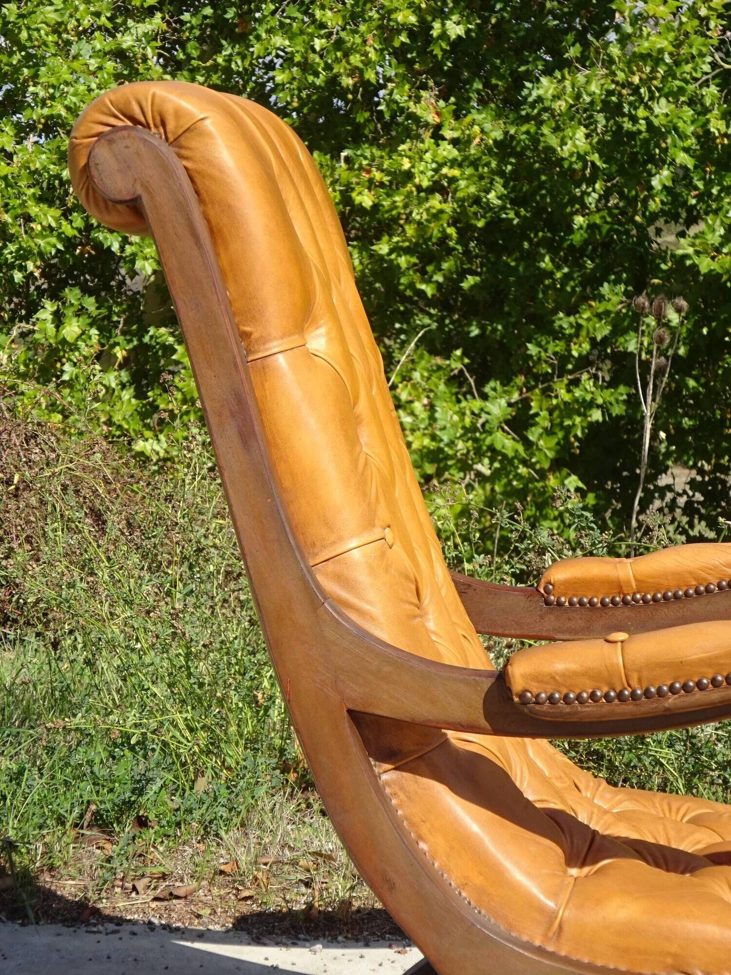 Fauteuils en bois et cuir capitonné, les 2