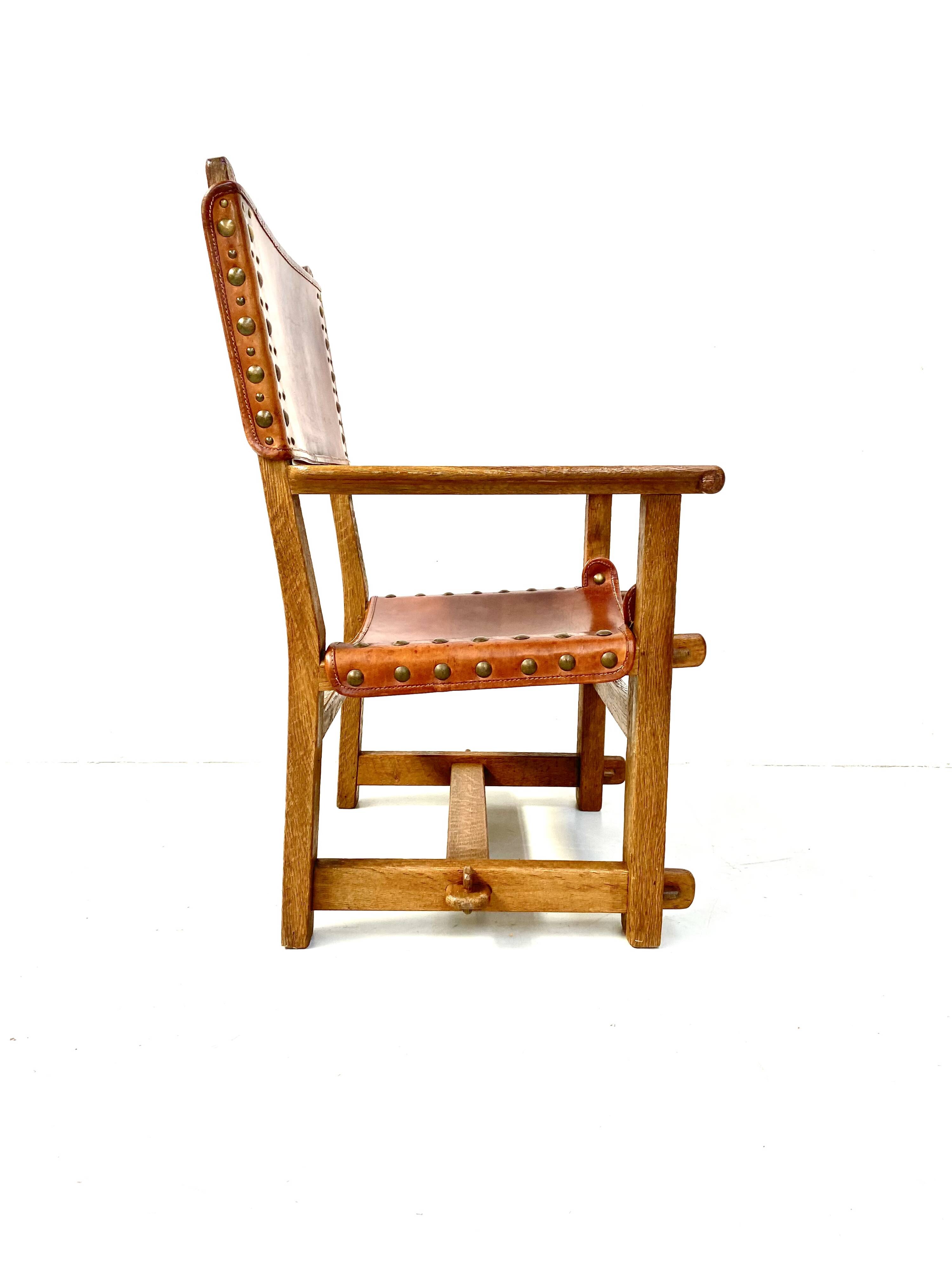 Paire de chaises de château brutalistes anciennes faites à la main en chêne et cuir cognac, années 1920.