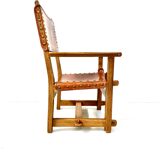 Paire de chaises de château brutalistes anciennes faites à la main en chêne et cuir cognac, années 1920.