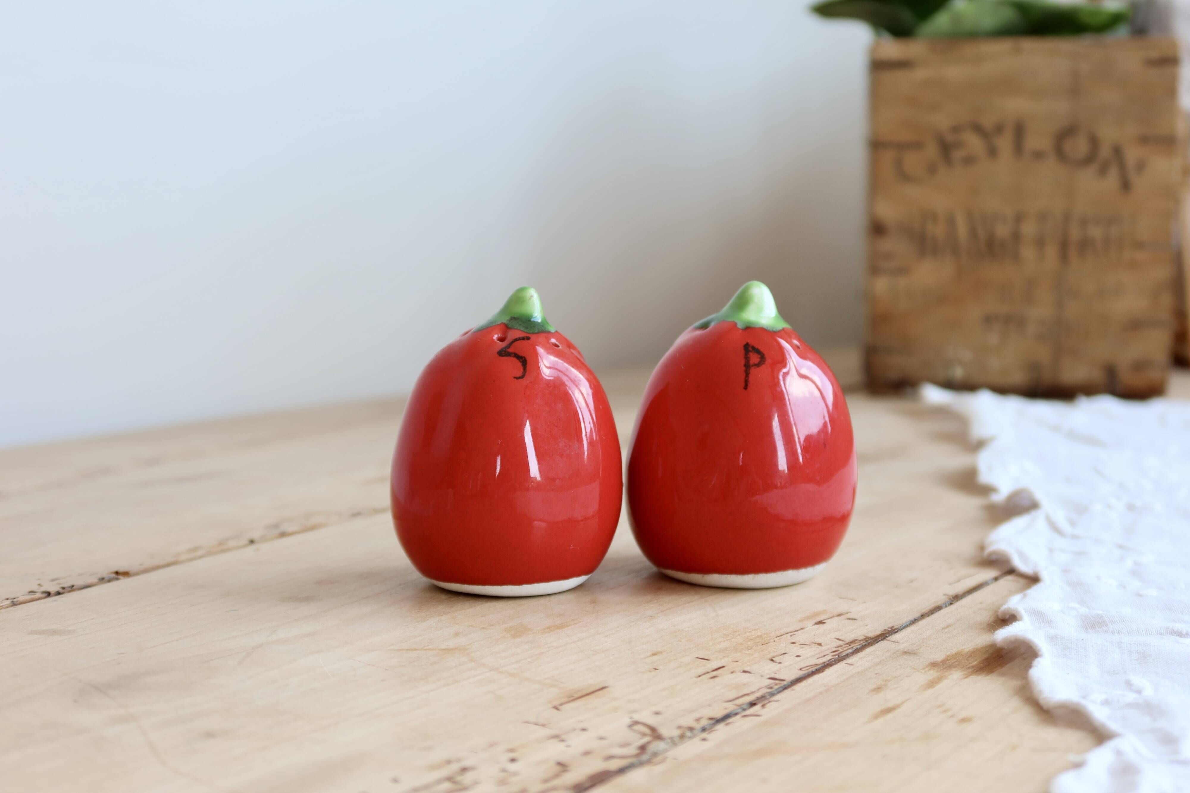 Salière et poivrier vintage en faïence forme tomate rouge