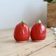 Salière et poivrier vintage en faïence forme tomate rouge