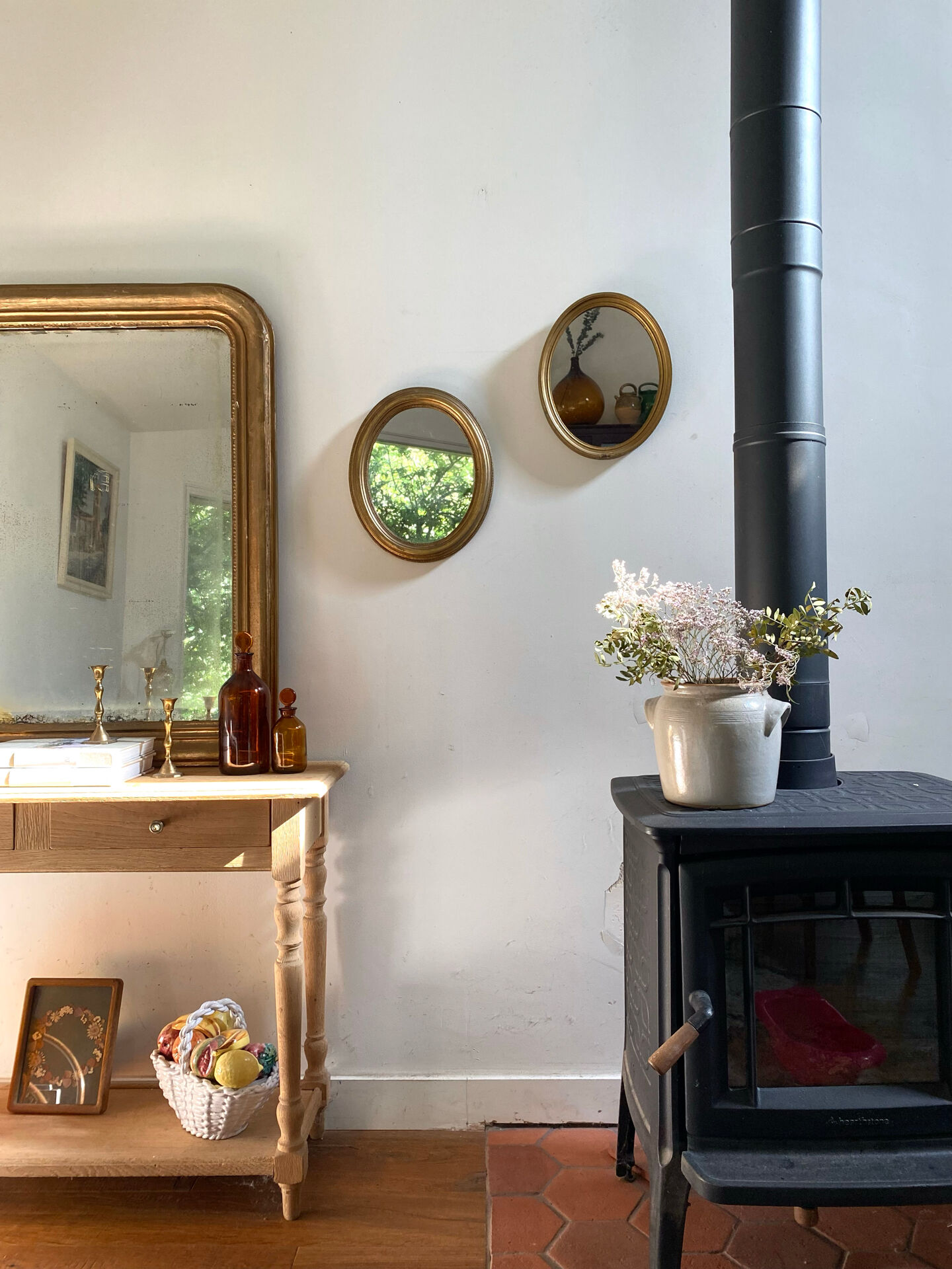 Oval mirror in gilded wood