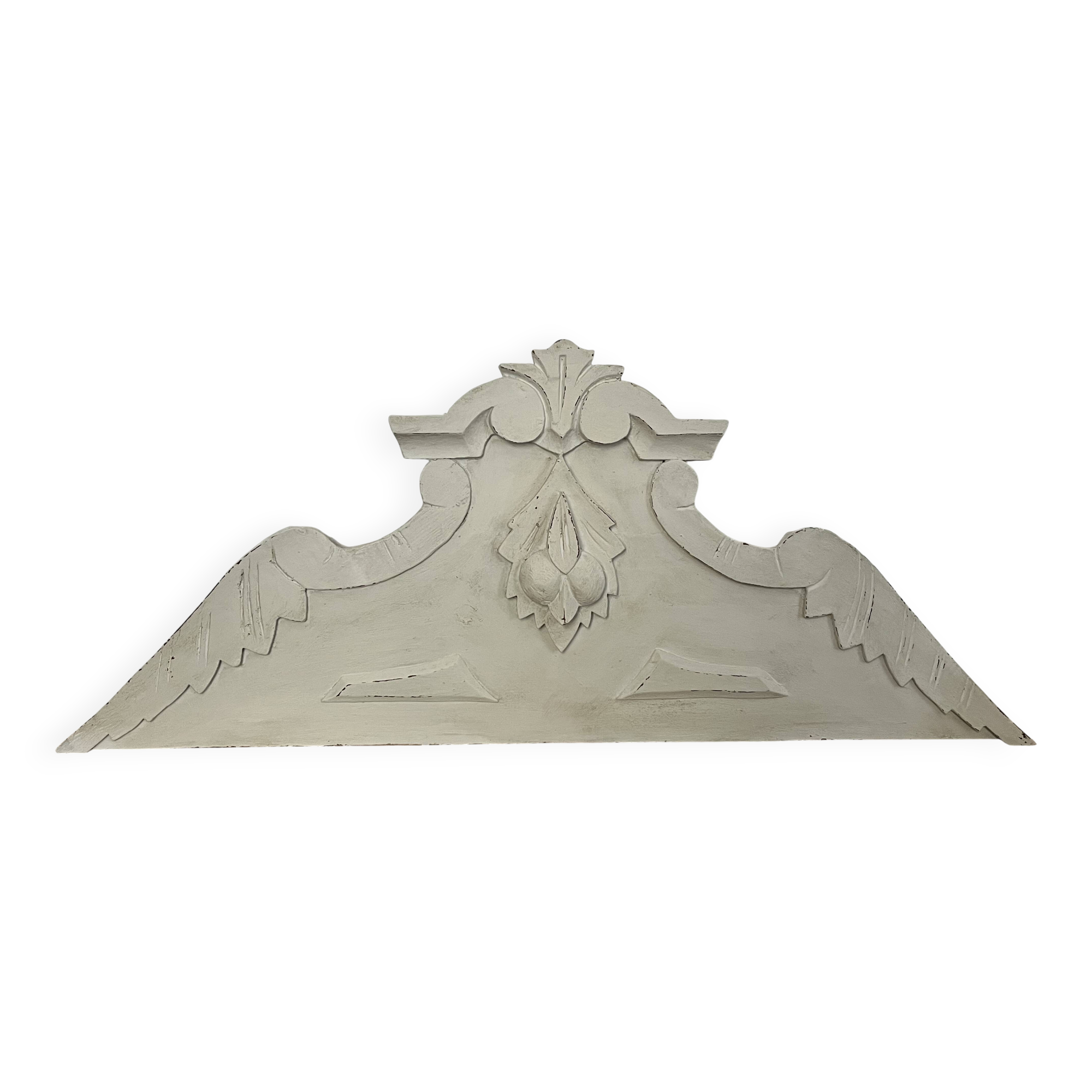 Fronton en bois sculpté