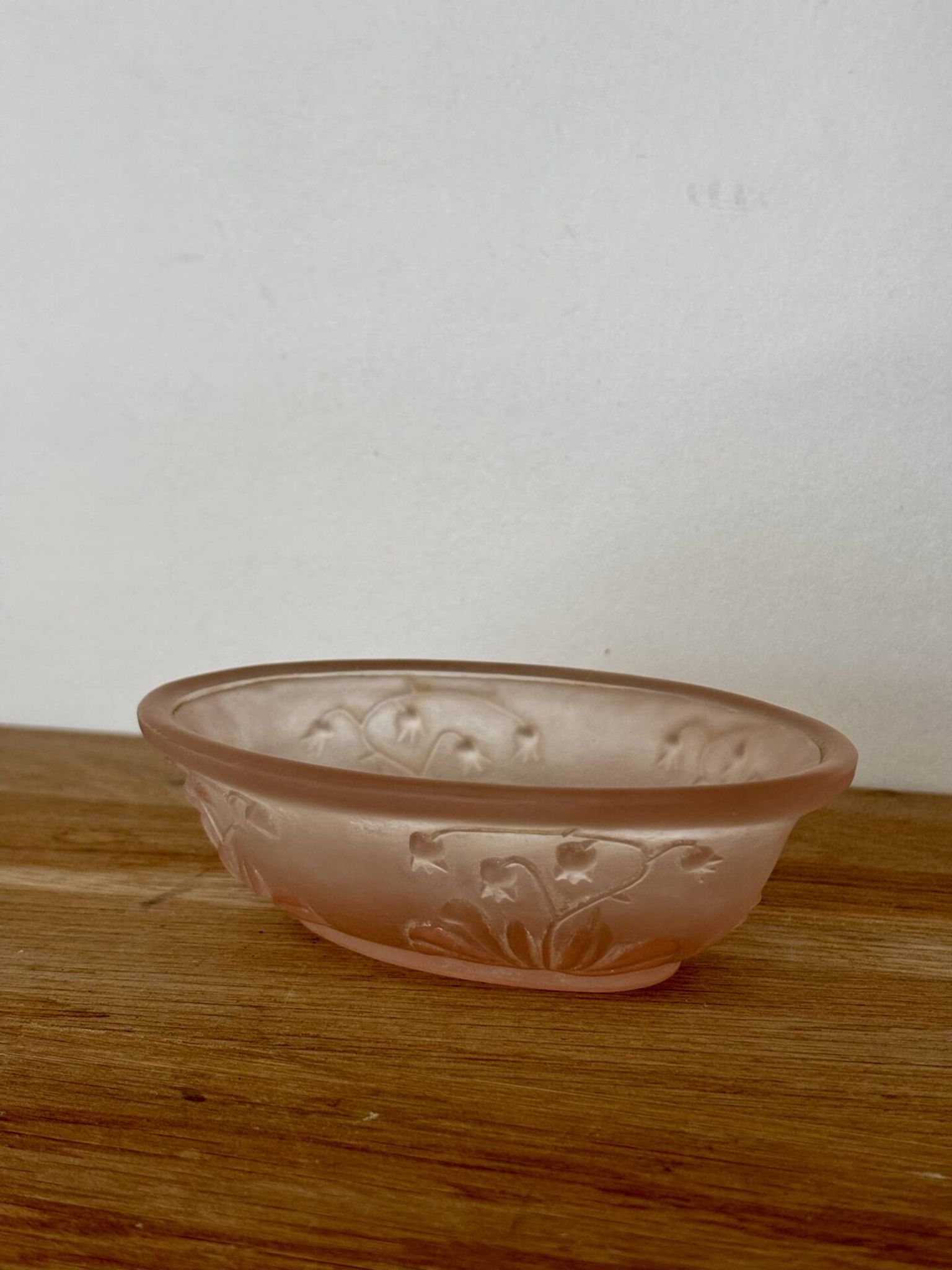 Porte savon art déco verre moulé rose muguets