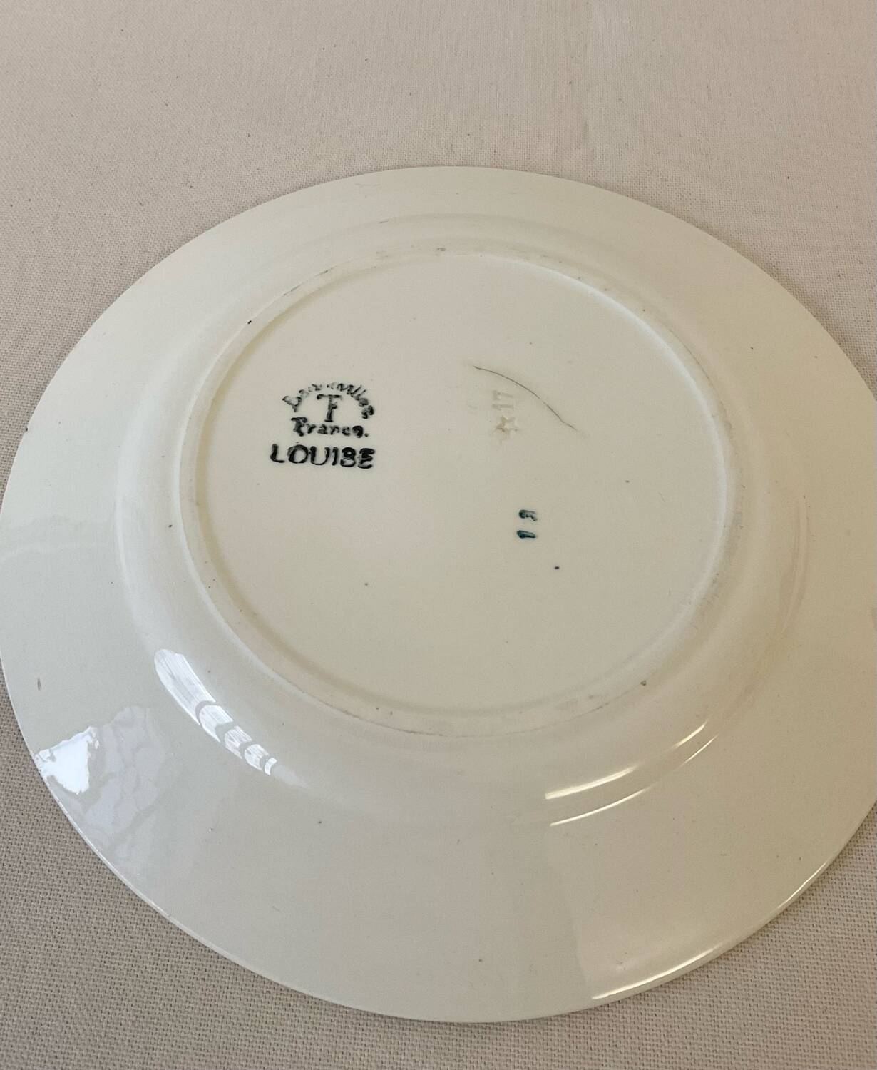 Vintage plate "Louise" – Graphic French earthenware in burgundy