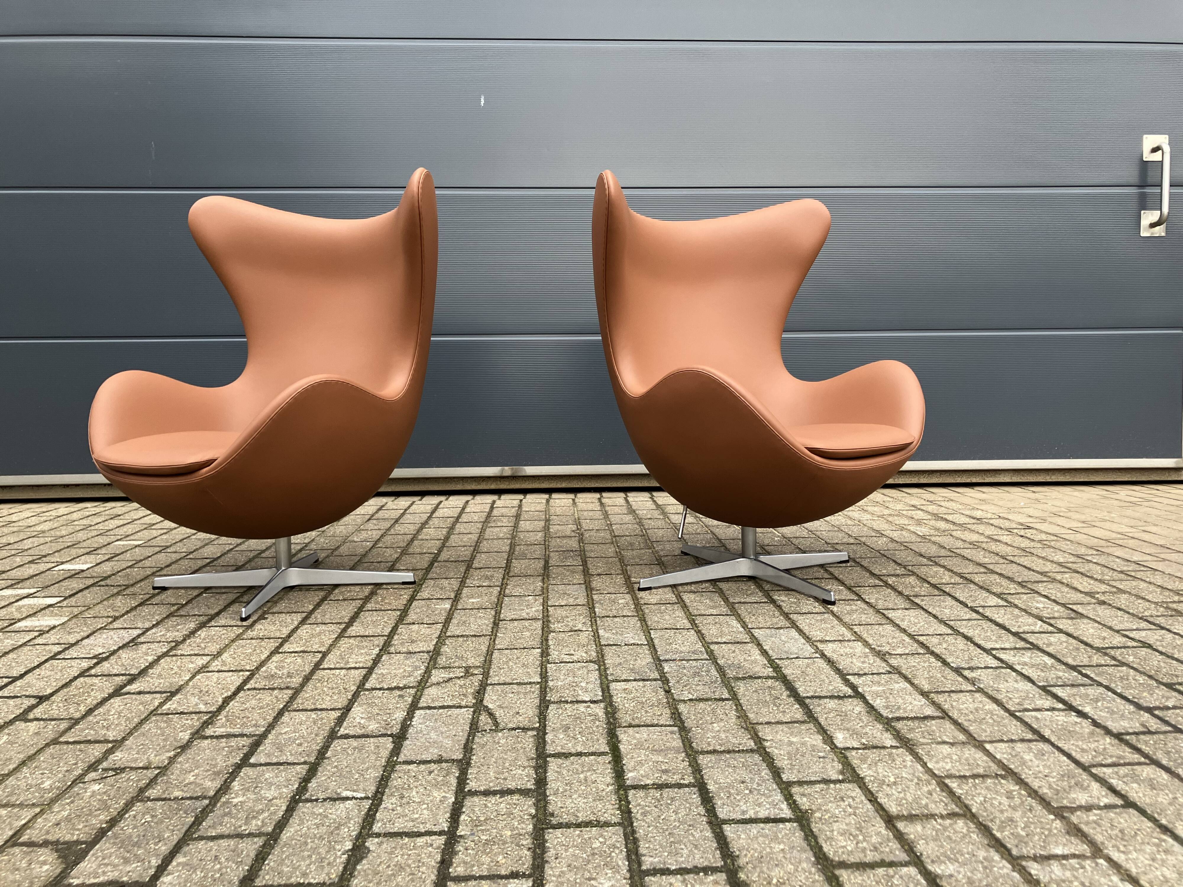 2x Fritz Hansen Egg chair by Arne Jacobsen in Cognac leather, new condition!