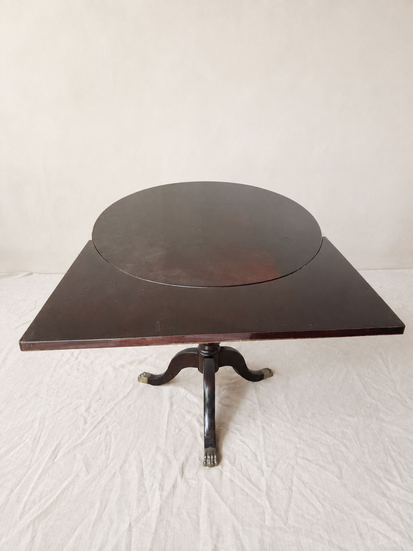 Table ovale extensible en acajou verni, pattes de lion et détails doré