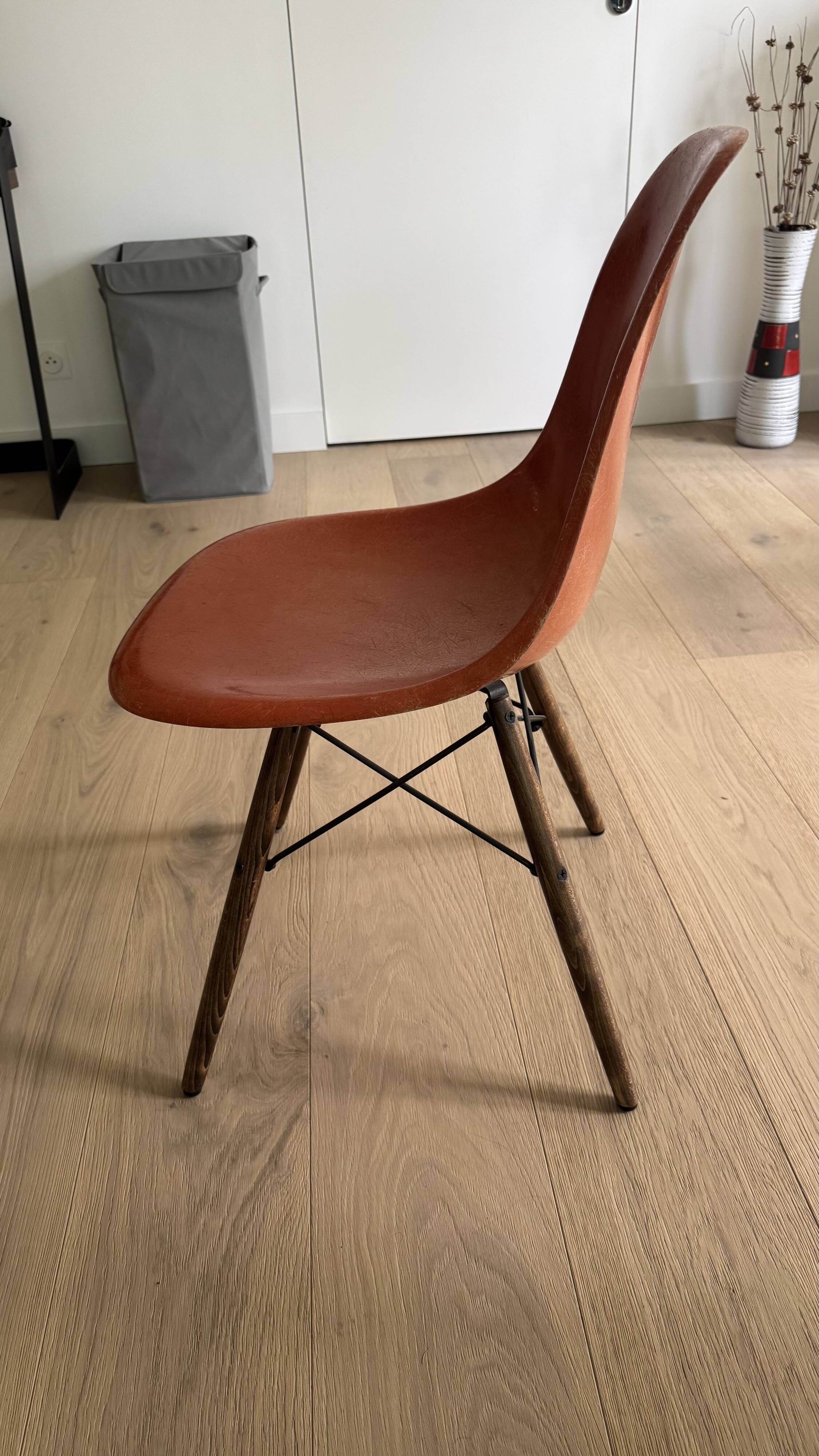 8 chaises Eames par Herman Miller