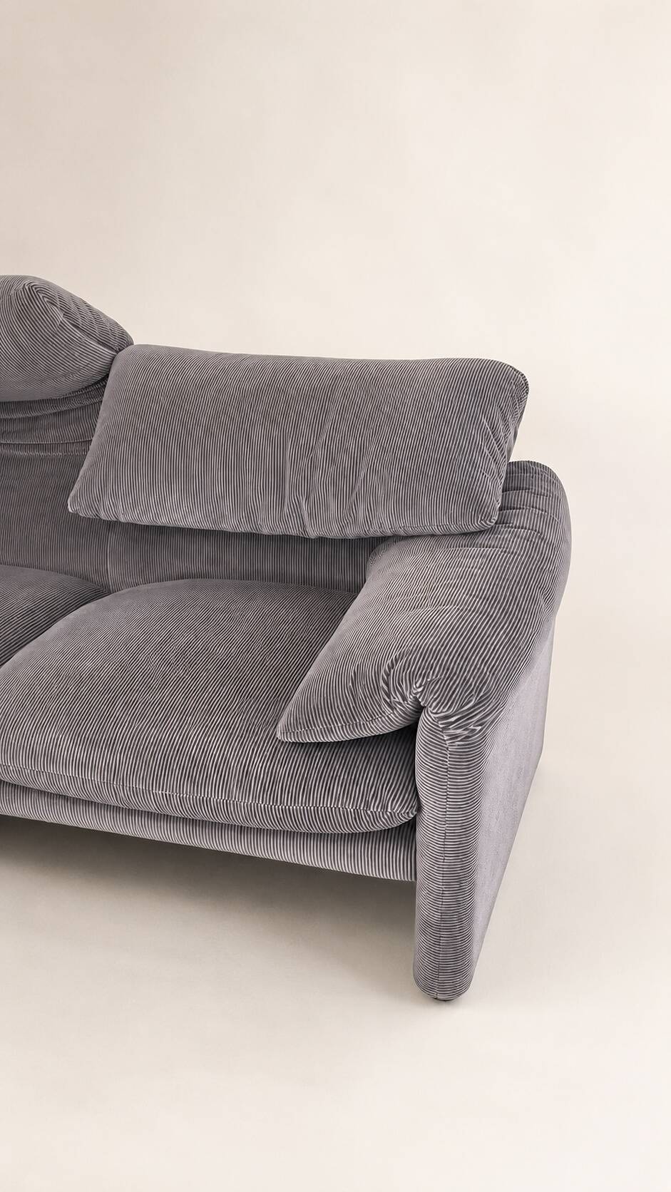 Canapé 2 places Maralunga bleu violet par Vico Magistretti, édition Cassina