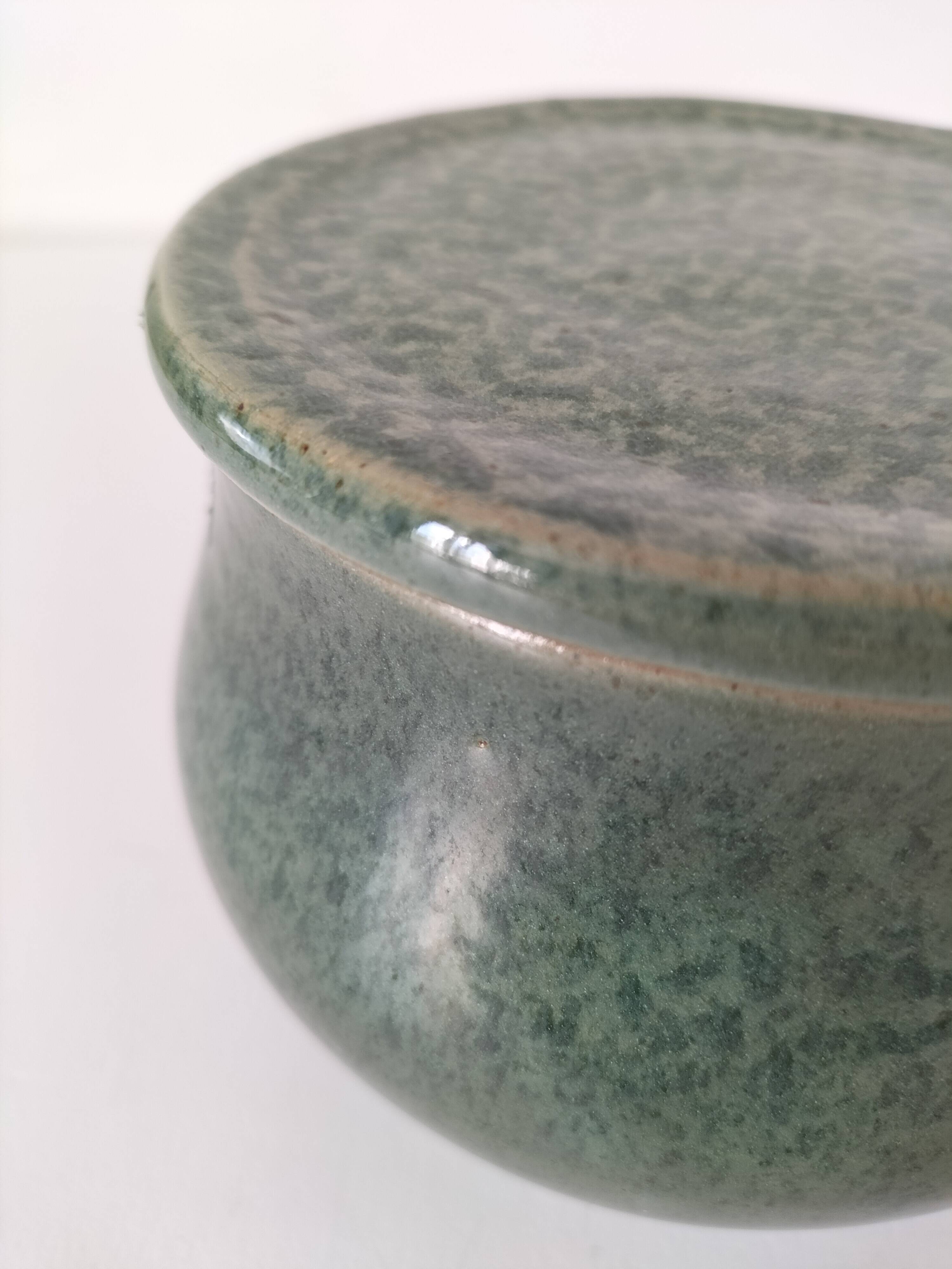 Beurrier à eau en grès émaillé vert sauge