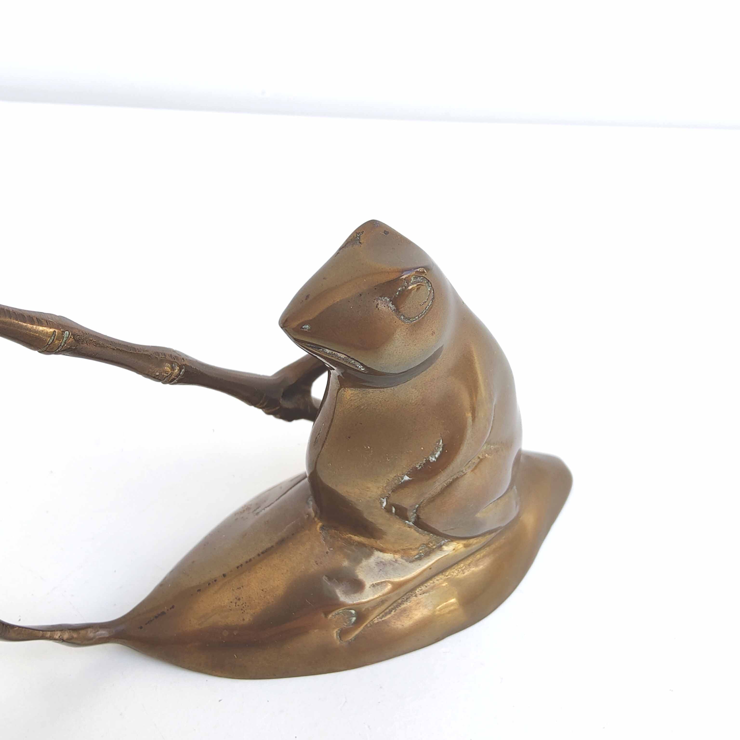 Frog that catches a brass fish