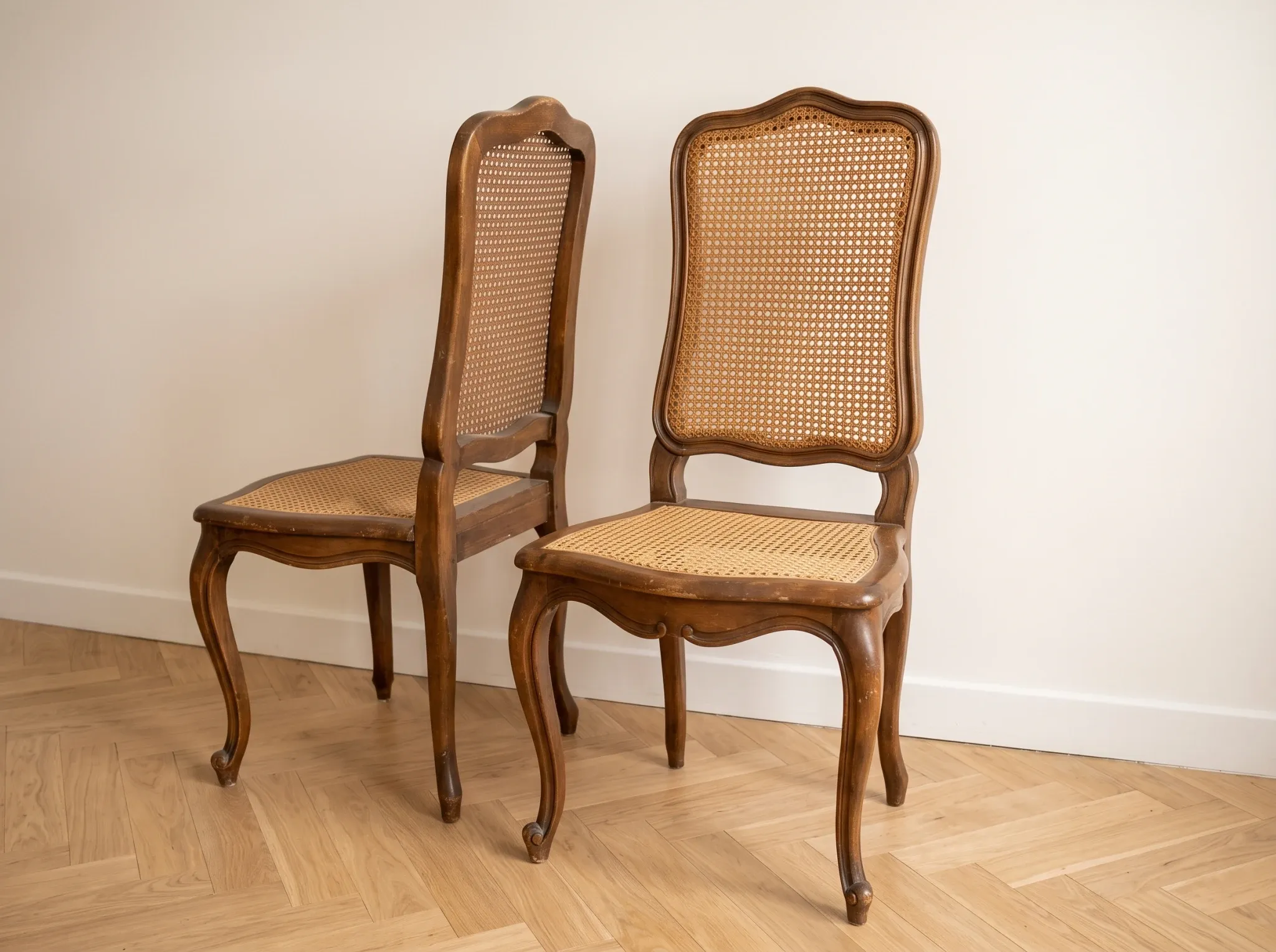 Set of 5 vintage caned chairs in classic style.