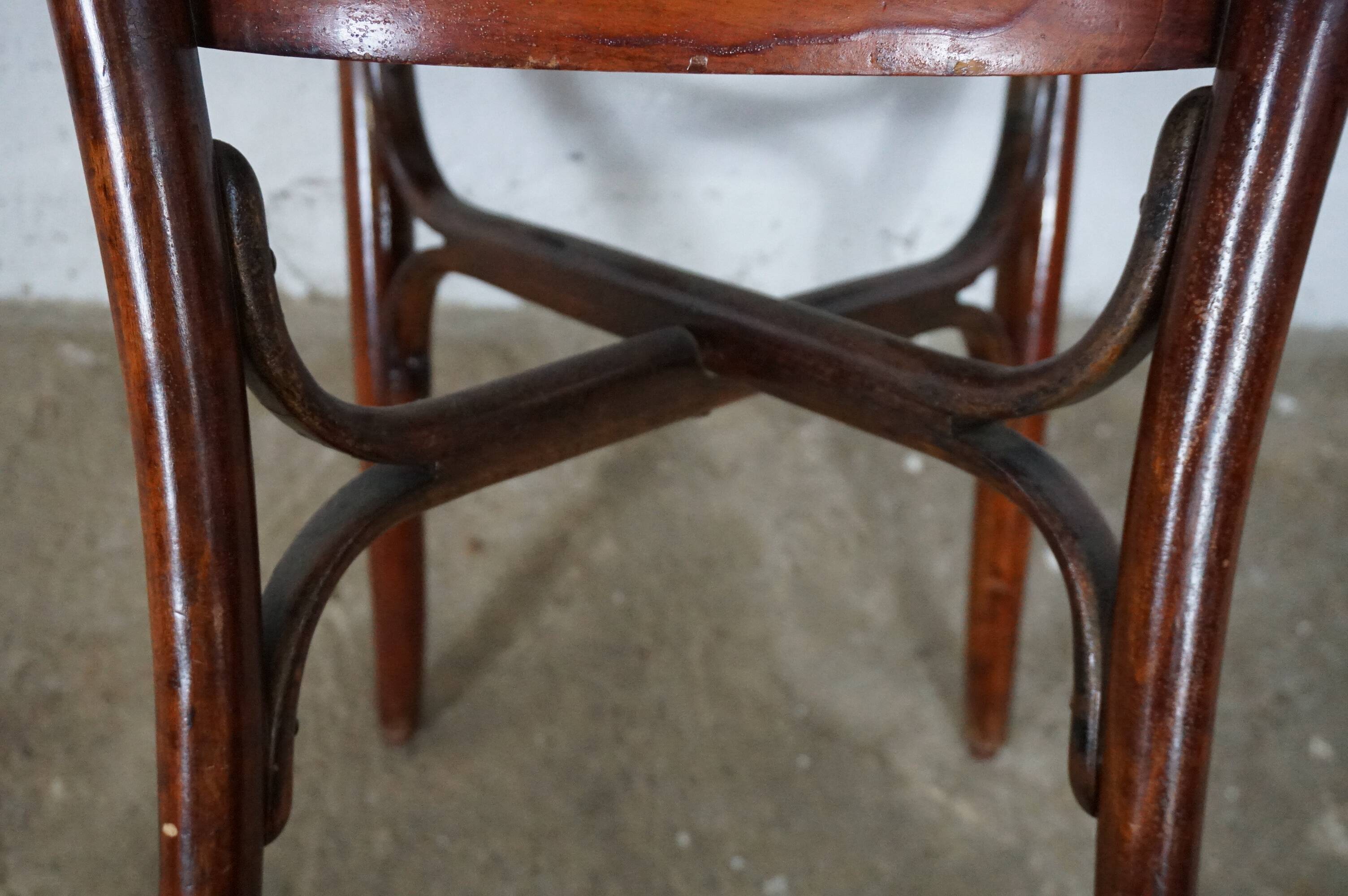 Antique bistro chair in turned wood from the early 20th century