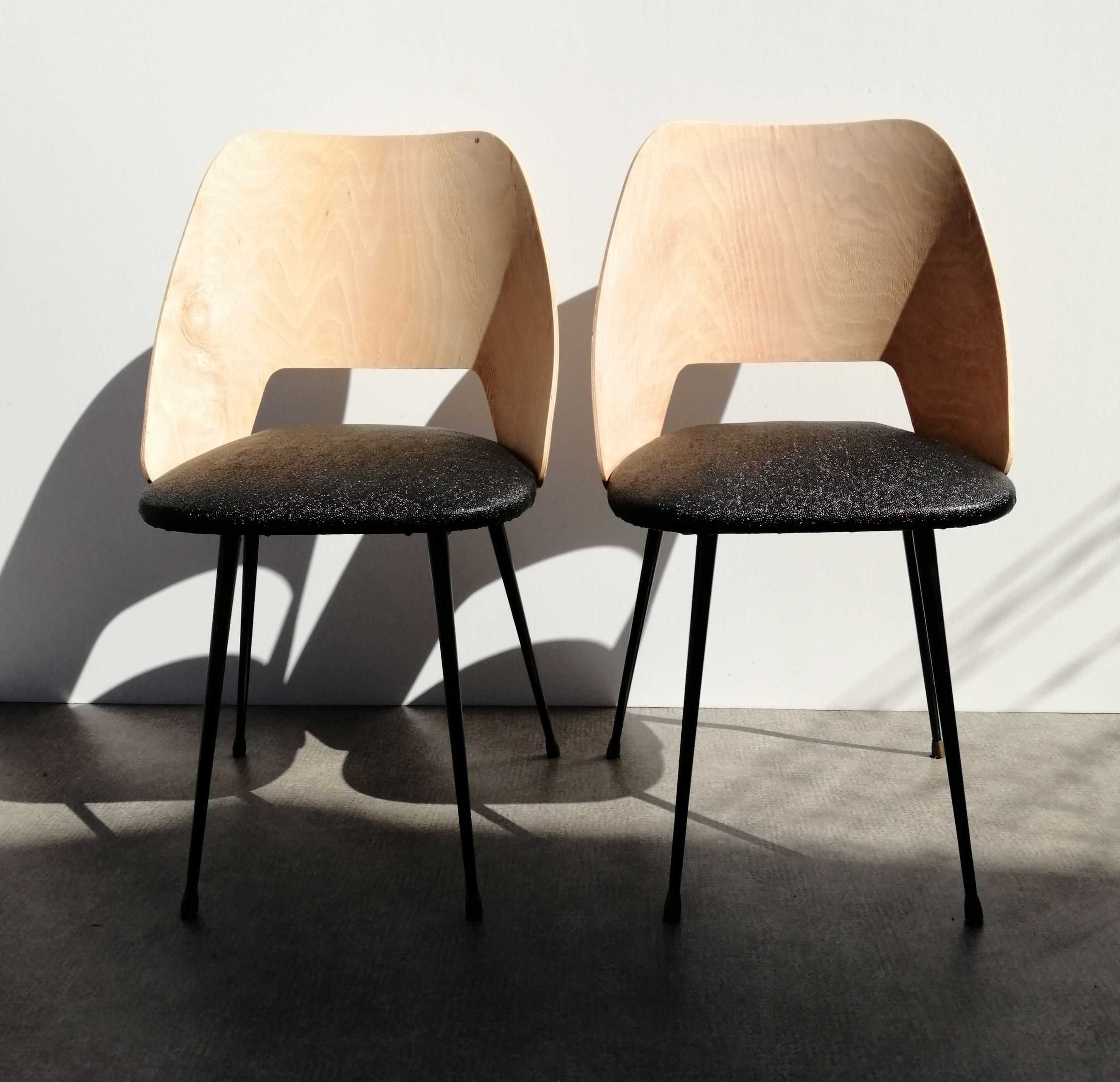 Pair of wooden tonneau chairs and vintage skai 1960