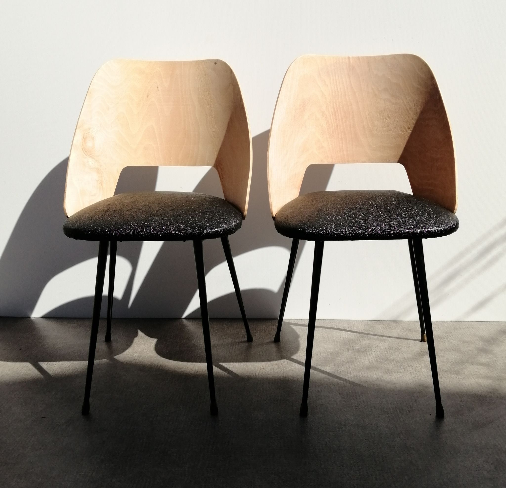 Paire de chaises tonneau bois et skai vintage 1960