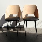 Paire de chaises tonneau bois et skai vintage 1960