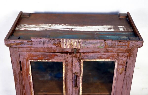 Ancien vaisselier en teck birman avec patine mauve d’origine