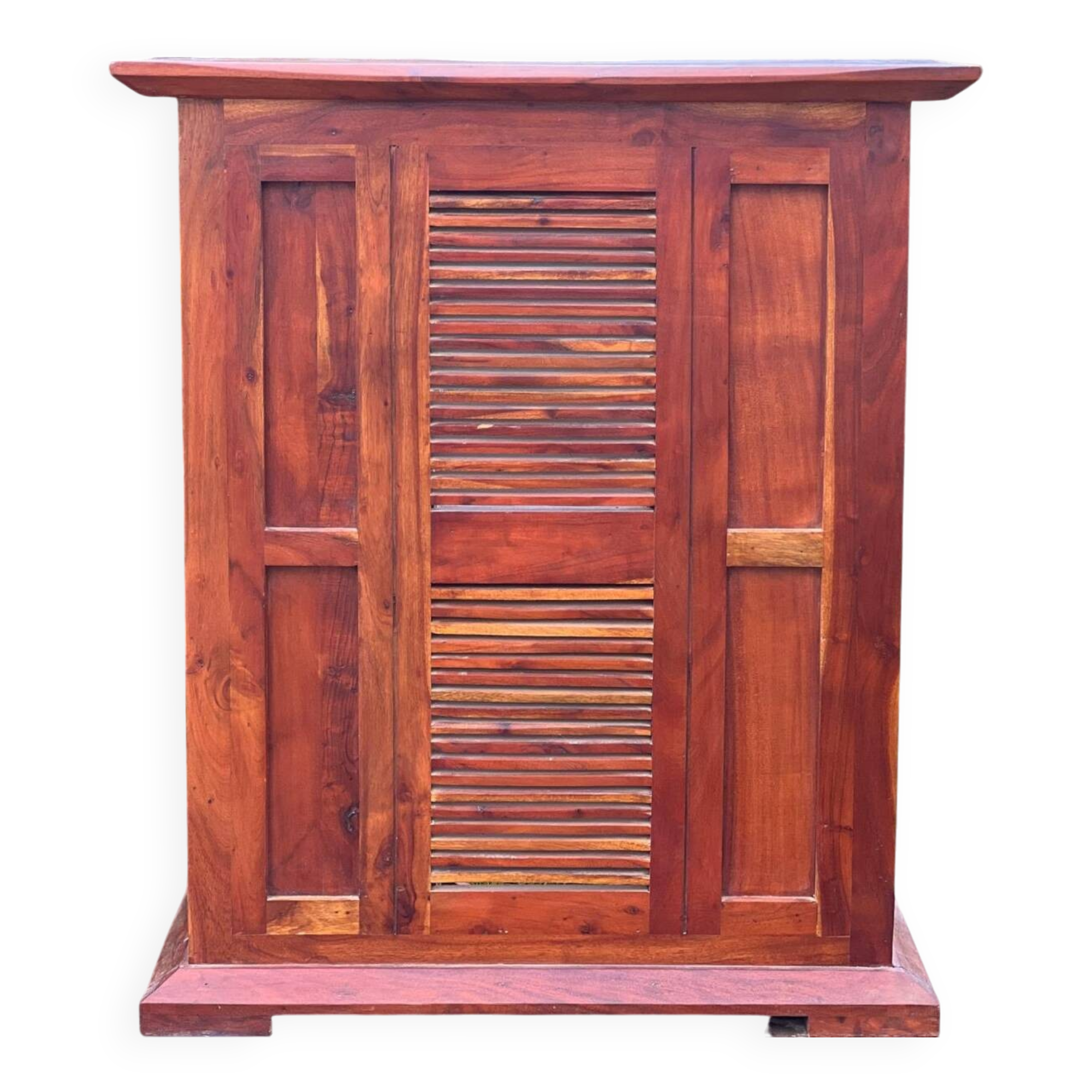 Exotic wood bar with 2 high stools.