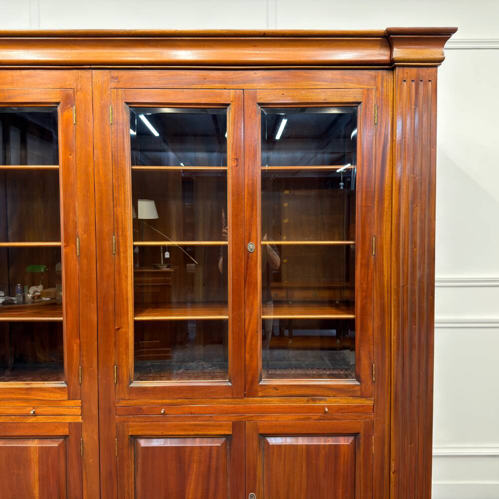 Bibliothèque anglaise classique avec colonnes