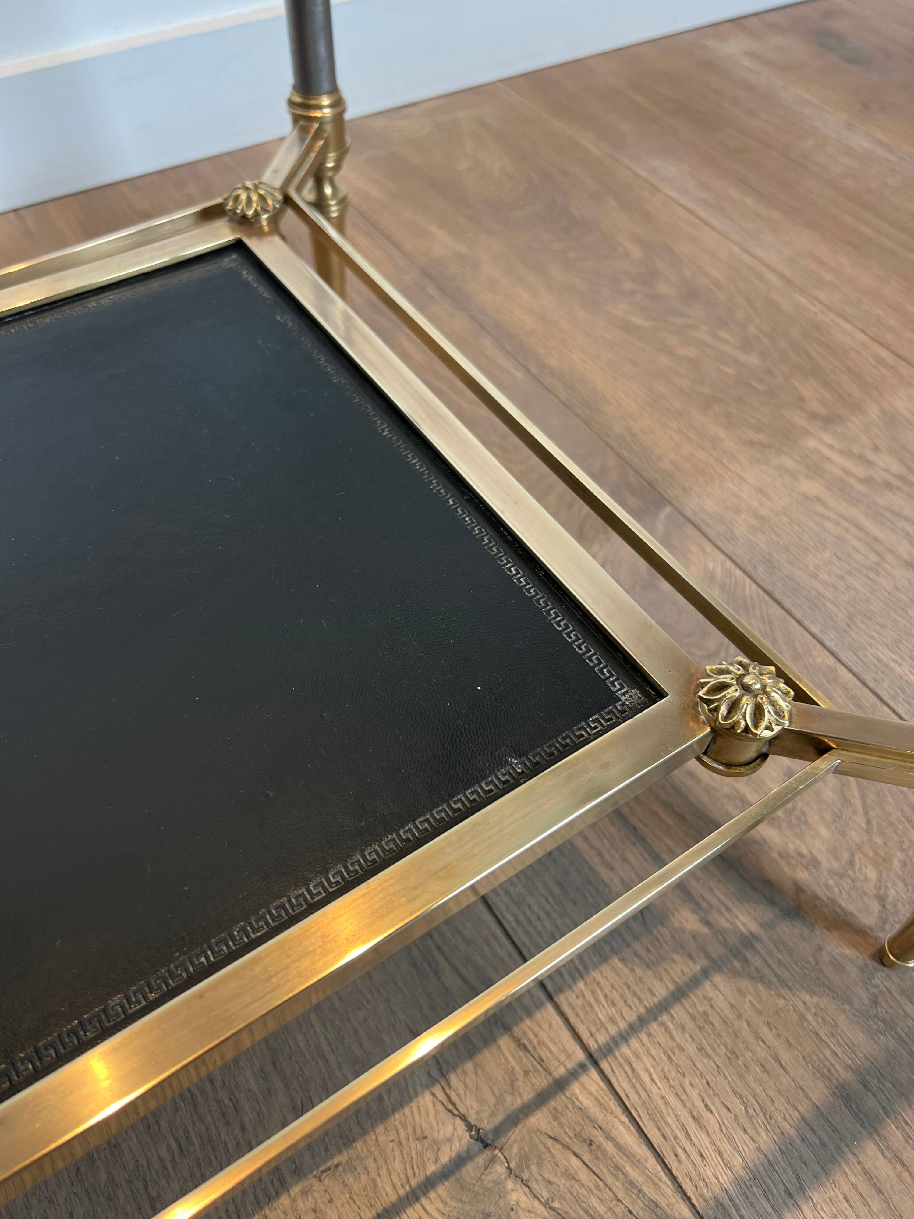 Table basse en laiton et plateau en cuir noir de la Maison Jansen