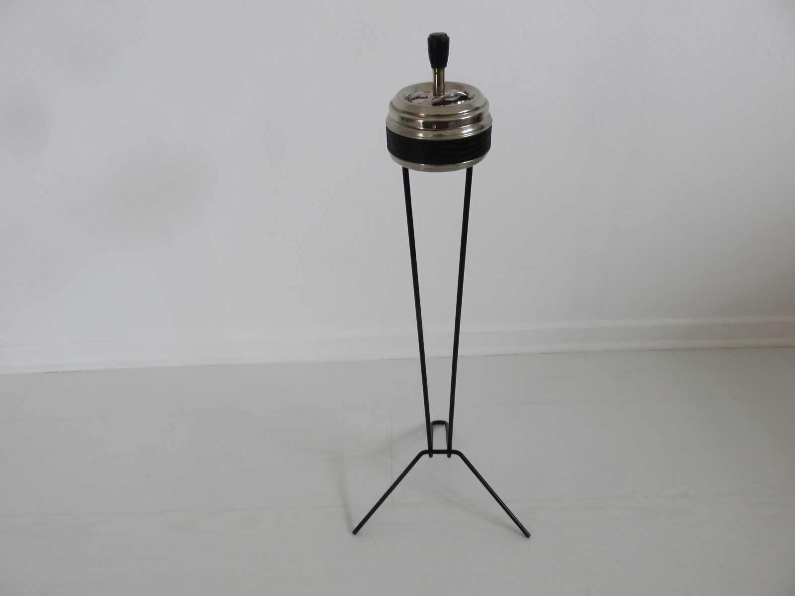Minimalist tripod ashtray in black lacquered metal 50s 60s