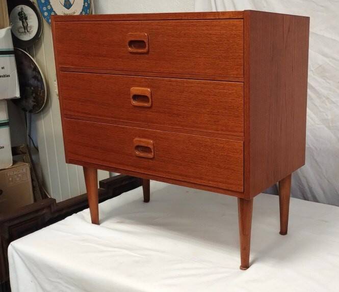 Small Scandinavian teak chest of drawers or bedside table from the 60s