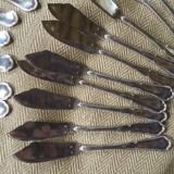 Couverts à poisson anciens en métal argenté