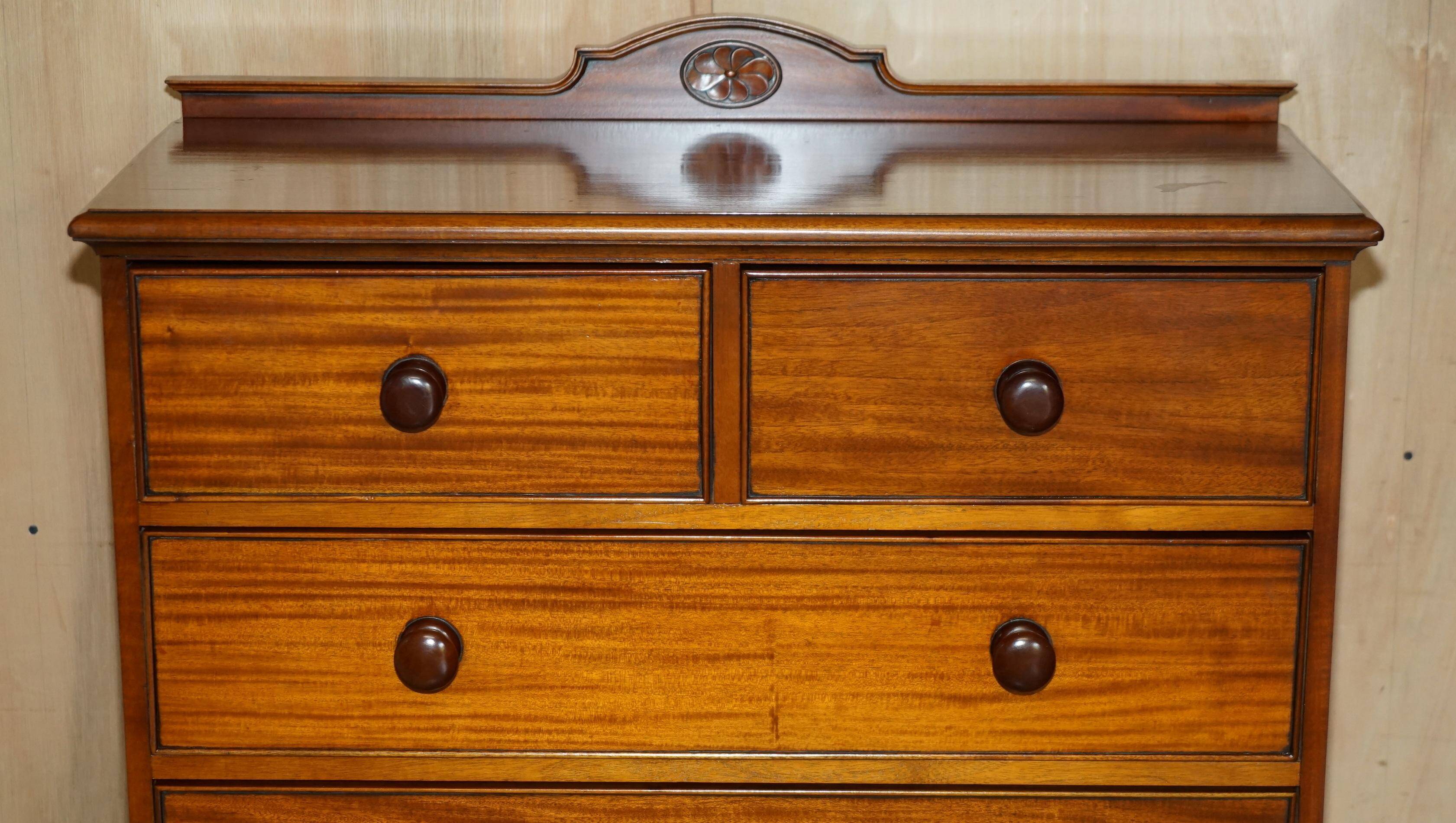Paire de commodes vintage en acajou flammé