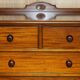 Paire de commodes vintage en acajou flammé