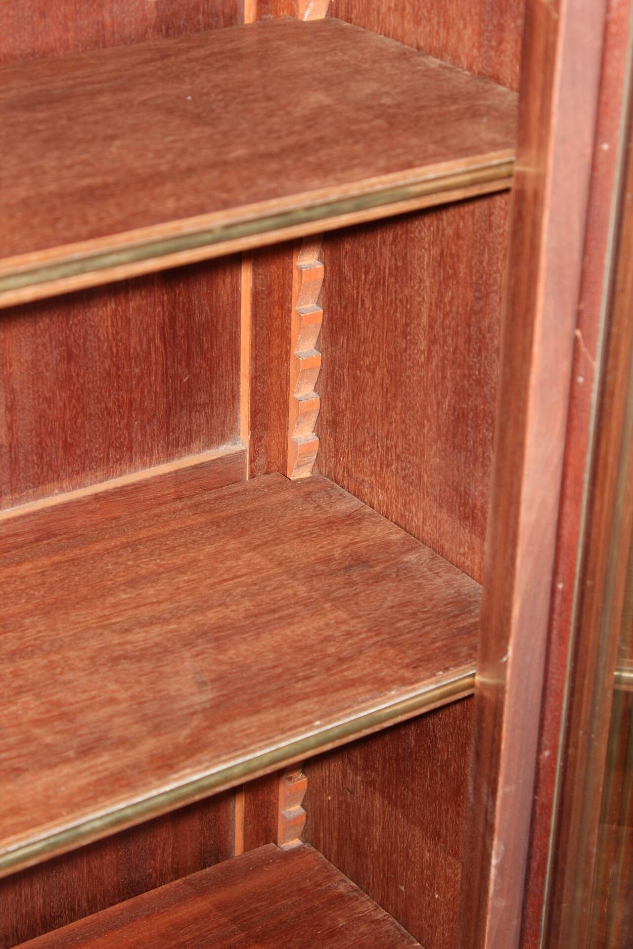 Vitrine de style Louis XVI en noyer XIX