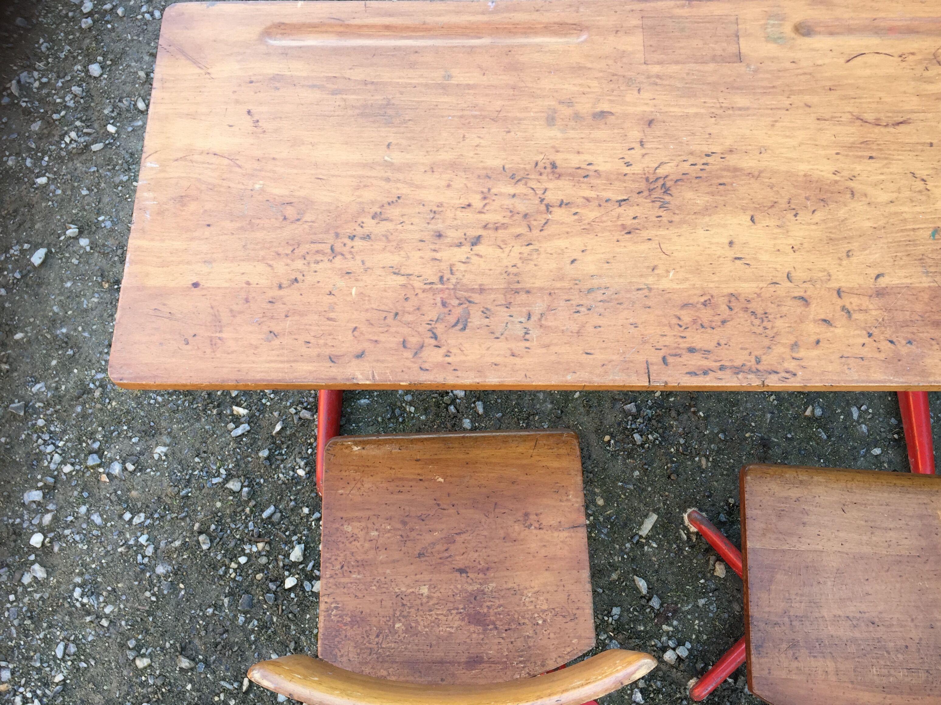 Vintage children's desk 2 places wood and metal with its 2 chairs.