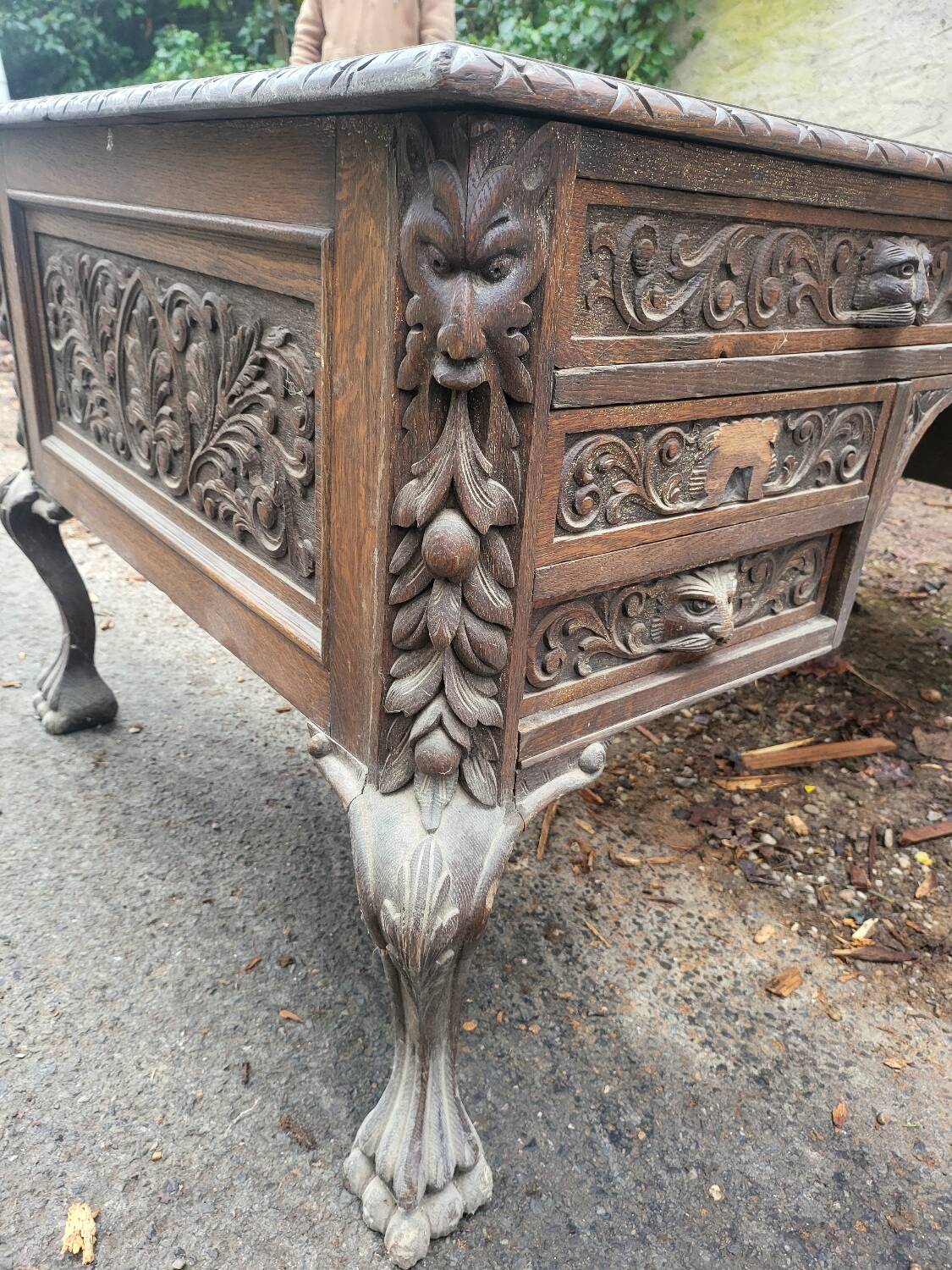 Important bureau toutes faces en bois sculpté – style Renaissance