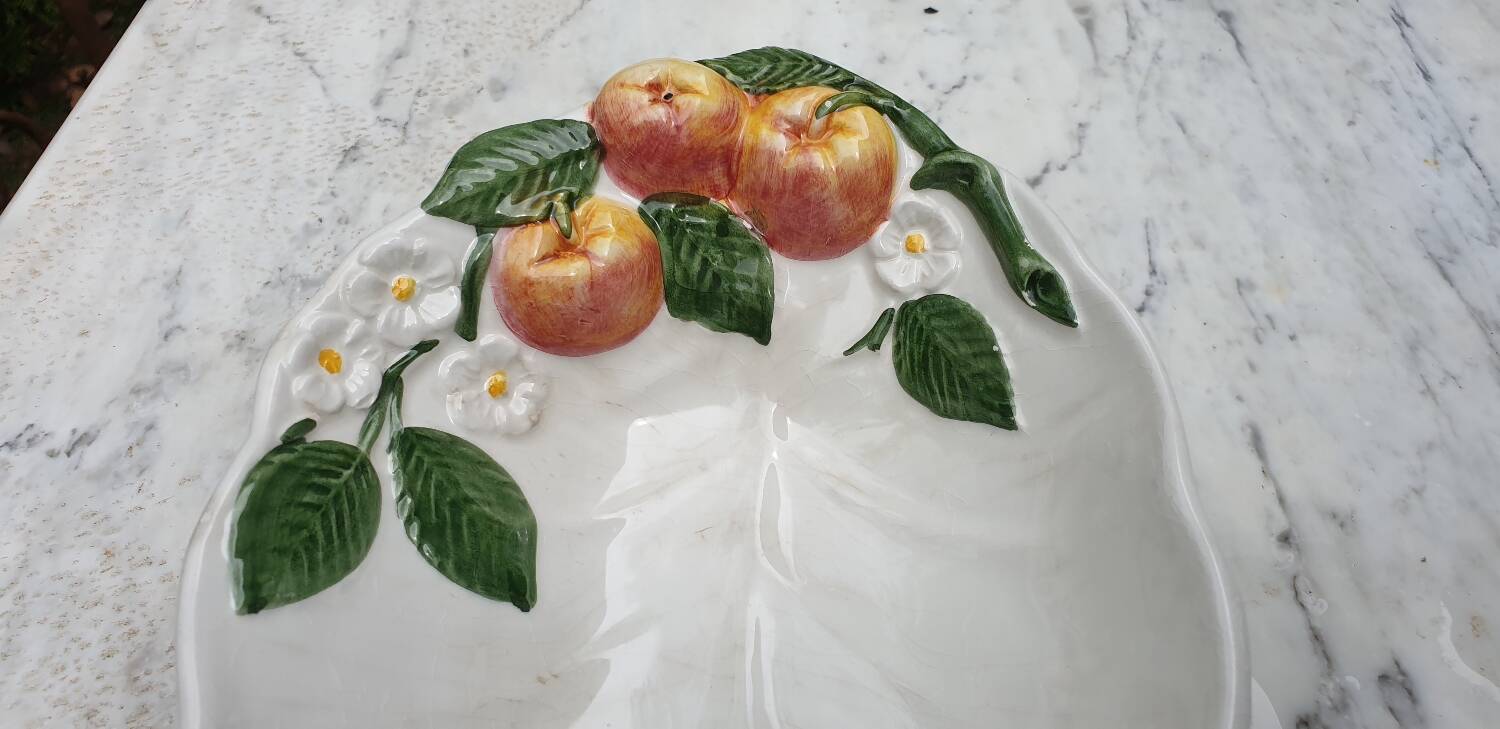 Fruit dish in apple slip