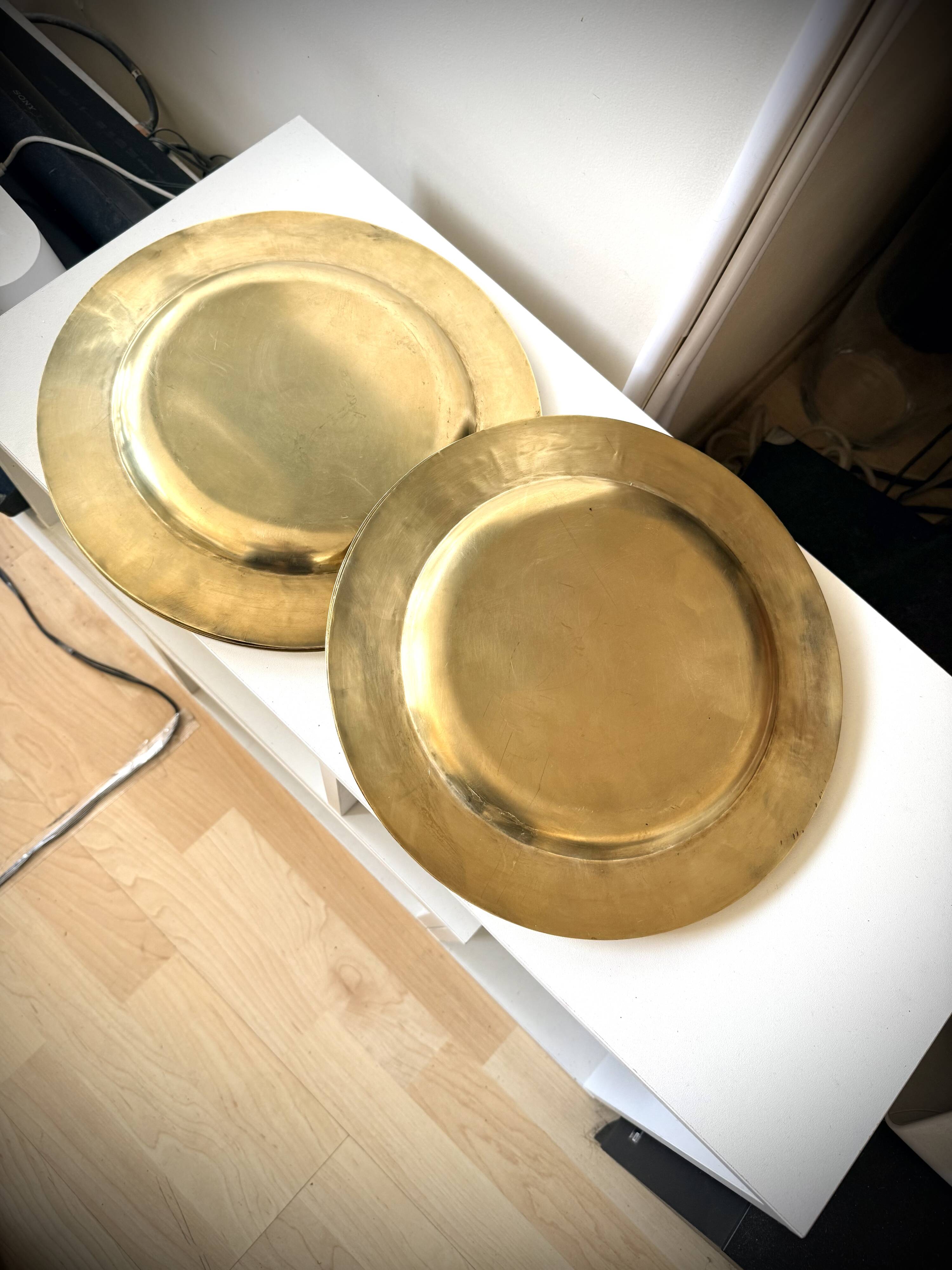 8 large dessert plates in brass